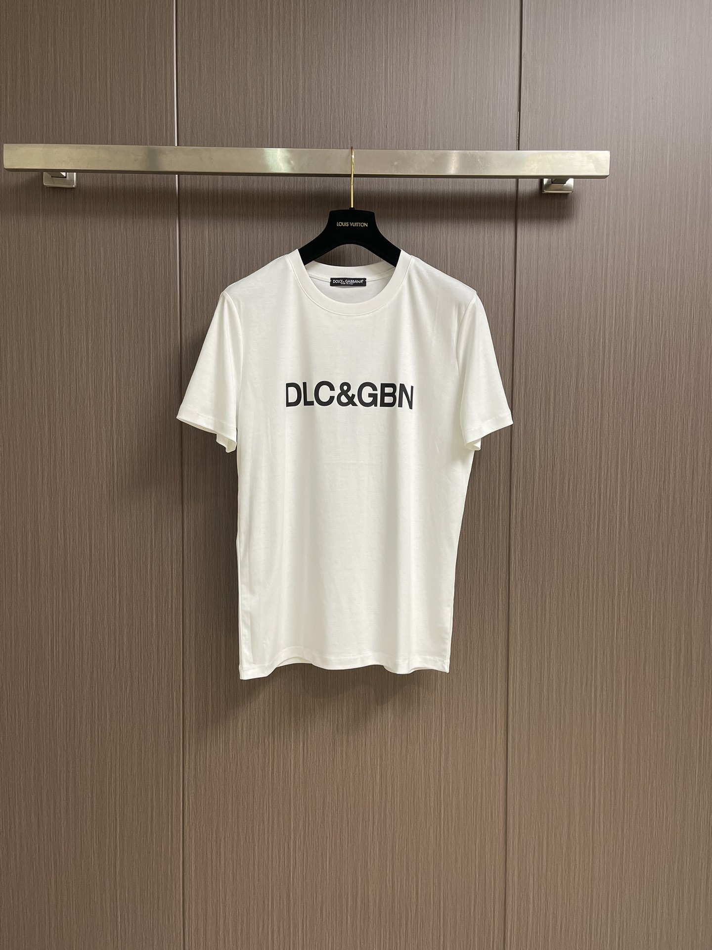 NO:159709,Dolce Gabbana DG 2025ss summer new basic mercerated cotton round neck short-sleeved T-shirt, letters and logo printed casual round neck short-sleeved T-shirt!  Customer-supplied high-end high-density 80 double-strand mercerized cotton fabric, with a soft and delicate texture, which can crush ordinary fabrics on the market at will, with good moisture absorption and breathability, and brings an ultimate comfortable wearing experience to the skin!  The letter logo on the chest is printed with a tight and high-end texture, making it more three-dimensional visually, and at the same time bringing an undoubted luxury!  Basic conventional solid color round neck cut, suitable for everyday wear. Size 46-56 Size 46-56 Size 67cm Sleeve length 95cm Sleeve width 41.5cm Sleeve width 48 Sleeve length 69cm Sleeve length 100cm Sleeve width 42.5cm Sleeve length 71cm Sleeve length 105cm Sleeve width 43.5cm Sleeve length 52 Sleeve length 73cm Sleeve length 110cm Sleeve width 44.5cm Sleeve length 54 Sleeve length 75cm Sleeve width 115cm Sleeve width 45.5cm Sleeve length 56 Sleeve length 76cm Sleeve length 120cm Sleeve width 46.5cm Sleeve width 46.5cm, Dolce&Gabbana, Dolce&Gabbana, T-shirt,tees, t-shirt,alexander wang19860909Dolce Gabbana DG 2025ss夏季新款基础丝光棉圆领短袖T恤,字母徽标印花休闲圆领短袖t恤衫！客供进口高支高密80支双股丝光棉面料,软糯细腻的出色质感,可随意碾压市面普通面料,吸湿透气性佳,贴肤带来极致舒适的穿着体验！胸前字母徽标印花标识,印花质感紧密高级,令视觉上更具立体感,同时带来了毋庸置疑的奢华档次！基础常规的纯色圆领版型剪裁,日常单穿内搭皆宜.尺码46-56 46码衣长67cm 胸围95cm 肩宽41.5cm 48码衣长69cm 胸围100cm 肩宽42.5cm 50码衣长71cm 胸围105cm 肩宽43.5cm 52码衣长73cm 胸围110cm 肩宽44.5cm 54码衣长75cm 胸围115cm 肩宽45.5cm 56码衣长76cm 胸围120cm 肩宽46.5cm,,Dolce&Gabbana,Dolce&Gabbana,T-shirt,tees，t-shirt,alexander wang,Men's clothing