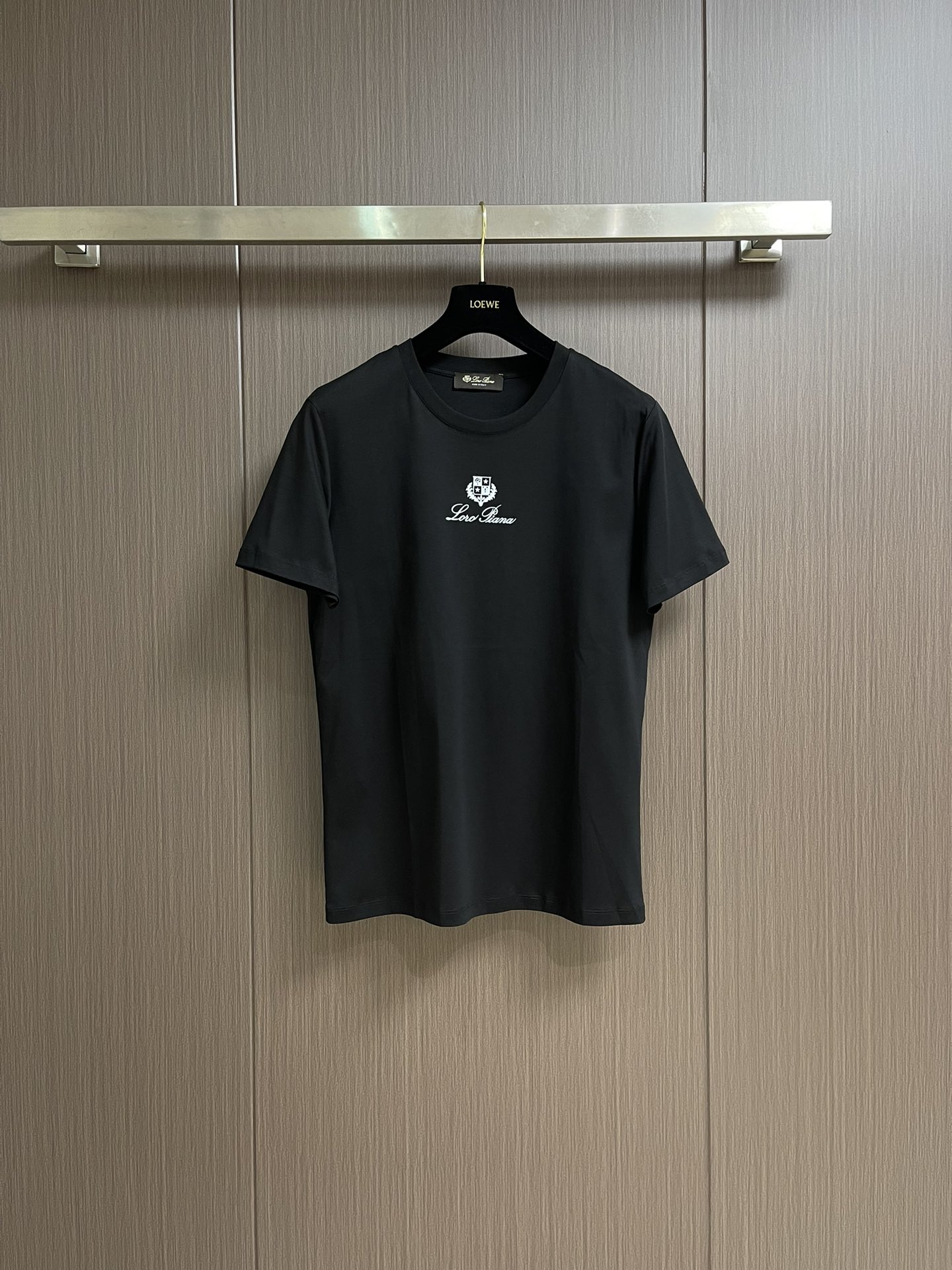 NO:159696,LP printed logo round neck short-sleeved T-shirt fabric is made of high-string long-length cotton. The upper body is silky, breathable, and has a good gloss. High-end and texture. The number of the fabric is high. Guaranteed a crisp feel. Orders for full-quality. High-quality and clean. High-quality clothes. High-quality clothes. High-quality clothes. High-quality clothes. High-quality clothes. High-quality clothes. High-quality clothes. High-quality clothes. High-quality clothes. High-quality clothes. High-quality clothes. High-quality clothes. High-quality clothes. High-quality clothes. High-quality clothes. High-quality clothes. High-quality clothes. High-quality clothes. High-quality clothes. High-quality clothes. High-quality clothes. High-quality clothes. High-quality clothes. High-quality clothes. High-quality clothes. High-quality clothes. High-quality clothes. High-quality clothes. High-quality clothes. High-quality clothes. High-quality clothes. High-quality clothes. High-quality clothes. High-quality clothes. High-quality clothes. High-quality clothes. High-quality clothes. High-quality clothes. High-quality clothes. High-quality clothes. High-quality clothes. High-quality clothes. High-quality clothes. High-quality clothes. High-quality clothes. High-quality clothes. High-quality clothes. High-quality clothes. High-quality clothes. High-quality clothes. High-quality clothes. High-quality clothes. High-quality clothes. High-quality clothes. High-quality clothes. High-quality clothes. High-quality clothes. High-quality clothes. High-quality clothes. High-quality clothes. High-quality clothes. High-quality clothes. High-quality clothes. High-quality clothes. High-quality clothes. High-quality clothes. High-quality clothes. High-quality clothes. High-quality clothes. High-quality clothes. High-quality clothes. High-quality clothes. High-quality clothes. High-quality clothes. High-quality clothes. High-quality clothes. High-quality clothes. High-quality clothes. High-quality clothes. High-quality clothes. High-quality clothes. High-quality clothes. High-quality clothes. High-quality clothes. High-quality clothes.  Shoulder width 46.5cm, loro piana, T-shirt,tees, t-shirt,alexander wang19860909LP 印花Logo标识圆领短袖T恤 面料采用高支长绒棉材质 上身丝滑 透气 又有很好的光泽感 高档而显质感 面料的支数高 保证的衣服挺括感 全品相的订单 春夏强烈推荐.尺码46-56 46码衣长67cm 胸围95cm 肩宽41.5cm 48码衣长69cm 胸围100cm 肩宽42.5cm 50码衣长71cm 胸围105cm 肩宽43.5cm 52码衣长73cm 胸围110cm 肩宽44.5cm 54码衣长75cm 胸围115cm 肩宽45.5cm 56码衣长76cm 胸围120cm 肩宽46.5cm,,loro piana,T-shirt,tees，t-shirt,alexander wang,Men's clothing