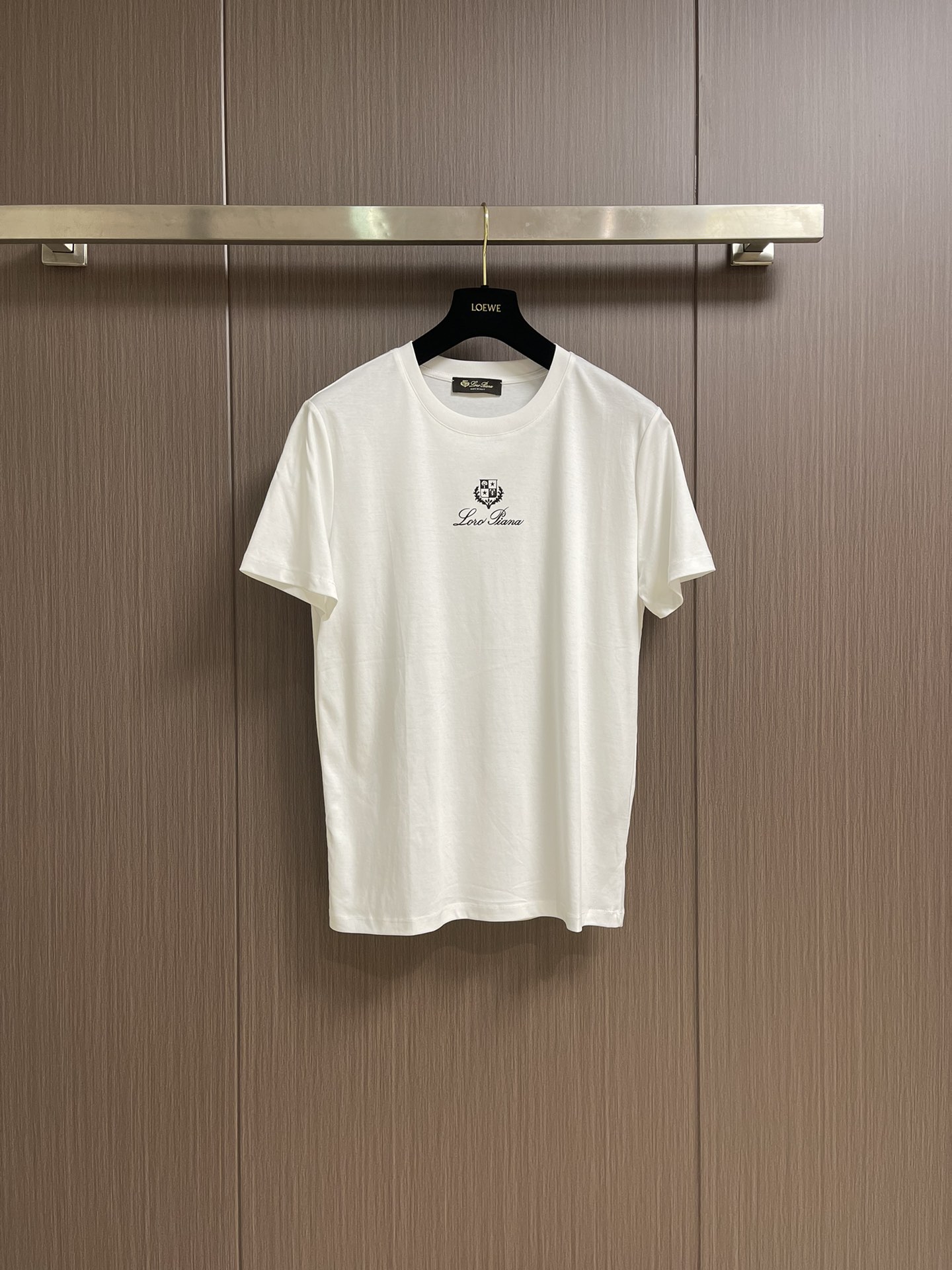 NO:162330,LP printed logo round neck short-sleeved T-shirt fabric is made of high-string long-length cotton. The upper body is silky, breathable, and has a good gloss. High-end and texture. The number of the fabric is high. Guaranteed a crisp feel. Orders for full-quality. High-quality and clean. High-quality clothes. High-quality clothes. High-quality clothes. High-quality clothes. High-quality clothes. High-quality clothes. High-quality clothes. High-quality clothes. High-quality clothes. High-quality clothes. High-quality clothes. High-quality clothes. High-quality clothes. High-quality clothes. High-quality clothes. High-quality clothes. High-quality clothes. High-quality clothes. High-quality clothes. High-quality clothes. High-quality clothes. High-quality clothes. High-quality clothes. High-quality clothes. High-quality clothes. High-quality clothes. High-quality clothes. High-quality clothes. High-quality clothes. High-quality clothes. High-quality clothes. High-quality clothes. High-quality clothes. High-quality clothes. High-quality clothes. High-quality clothes. High-quality clothes. High-quality clothes. High-quality clothes. High-quality clothes. High-quality clothes. High-quality clothes. High-quality clothes. High-quality clothes. High-quality clothes. High-quality clothes. High-quality clothes. High-quality clothes. High-quality clothes. High-quality clothes. High-quality clothes. High-quality clothes. High-quality clothes. High-quality clothes. High-quality clothes. High-quality clothes. High-quality clothes. High-quality clothes. High-quality clothes. High-quality clothes. High-quality clothes. High-quality clothes. High-quality clothes. High-quality clothes. High-quality clothes. High-quality clothes. High-quality clothes. High-quality clothes. High-quality clothes. High-quality clothes. High-quality clothes. High-quality clothes. High-quality clothes. High-quality clothes. High-quality clothes. High-quality clothes. High-quality clothes. High-quality clothes. High-quality clothes. High-quality clothes. High-quality clothes. High-quality clothes. High-quality clothes. High-quality clothes. High-quality clothes.  Shoulder width 46.5cm, loro piana, T-shirt,tees, t-shirt,alexander wang19860909LP 印花Logo标识圆领短袖T恤 面料采用高支长绒棉材质 上身丝滑 透气 又有很好的光泽感 高档而显质感 面料的支数高 保证的衣服挺括感 全品相的订单 春夏强烈推荐.尺码46-56 46码衣长67cm 胸围95cm 肩宽41.5cm 48码衣长69cm 胸围100cm 肩宽42.5cm 50码衣长71cm 胸围105cm 肩宽43.5cm 52码衣长73cm 胸围110cm 肩宽44.5cm 54码衣长75cm 胸围115cm 肩宽45.5cm 56码衣长76cm 胸围120cm 肩宽46.5cm,,loro piana,T-shirt,tees，t-shirt,alexander wang,Men's clothing