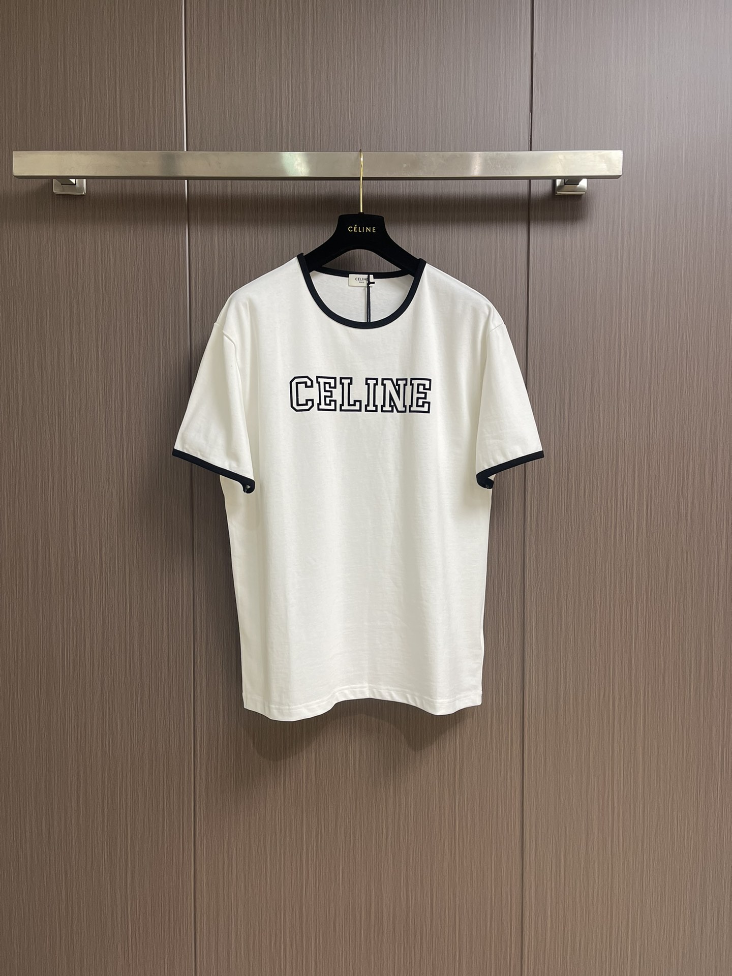 NO:159693,CELINE flocked printed round neck short-sleeved T-shirt, using 24S special textile tight cotton fabric, 185g; matched with 32S double yarn thread, 220g. The tight spinning strength is higher than that of traditional single yarn, and the single fibers in the tight yarn are arranged tightly, which helps to improve the strength of the yarn. The letter pattern uses transfer flocking technology, and uses thermal transfer technology to support the solid adhesive molding printing pattern. At the same time, the components of flocking printing are made of nylon material, which has good anti-fouling performance and waterproof function. The overall wiring is straight and delicate, the fabric is comfortable and soft, and the color is consistent and has no color difference. It can be matched with the same style to create a fashionable shape, control various occasions, customize auxiliary materials, complete three standards, and the same style for men and women!  Size S-XL, celine, T-shirt,tees, t-shirt,alexander wang19860909CELINE 植绒印花圆领短袖T恤,采用24S特种纺织紧密棉面料,185g；搭配32S双纱螺纹,220g.紧密纺强力比传统单纱高,紧密纱中的单纤维排列紧密,有助于提高纱线的强力.字母图案选用转移植绒工艺,以热转印技术加持牢固粘合剂成型印花图案.同时植绒印花的成分采用尼龙材质,尼龙本身具有良好的防污性能和防水功能.整体走线平直细腻,面料舒适柔软,颜色一致无色差 能与同款搭配营造时尚造型,驾驭各种场合,定制辅料,三标齐全,男女同款！尺码S-XL,,celine,T-shirt,tees，t-shirt,alexander wang,Men's clothing