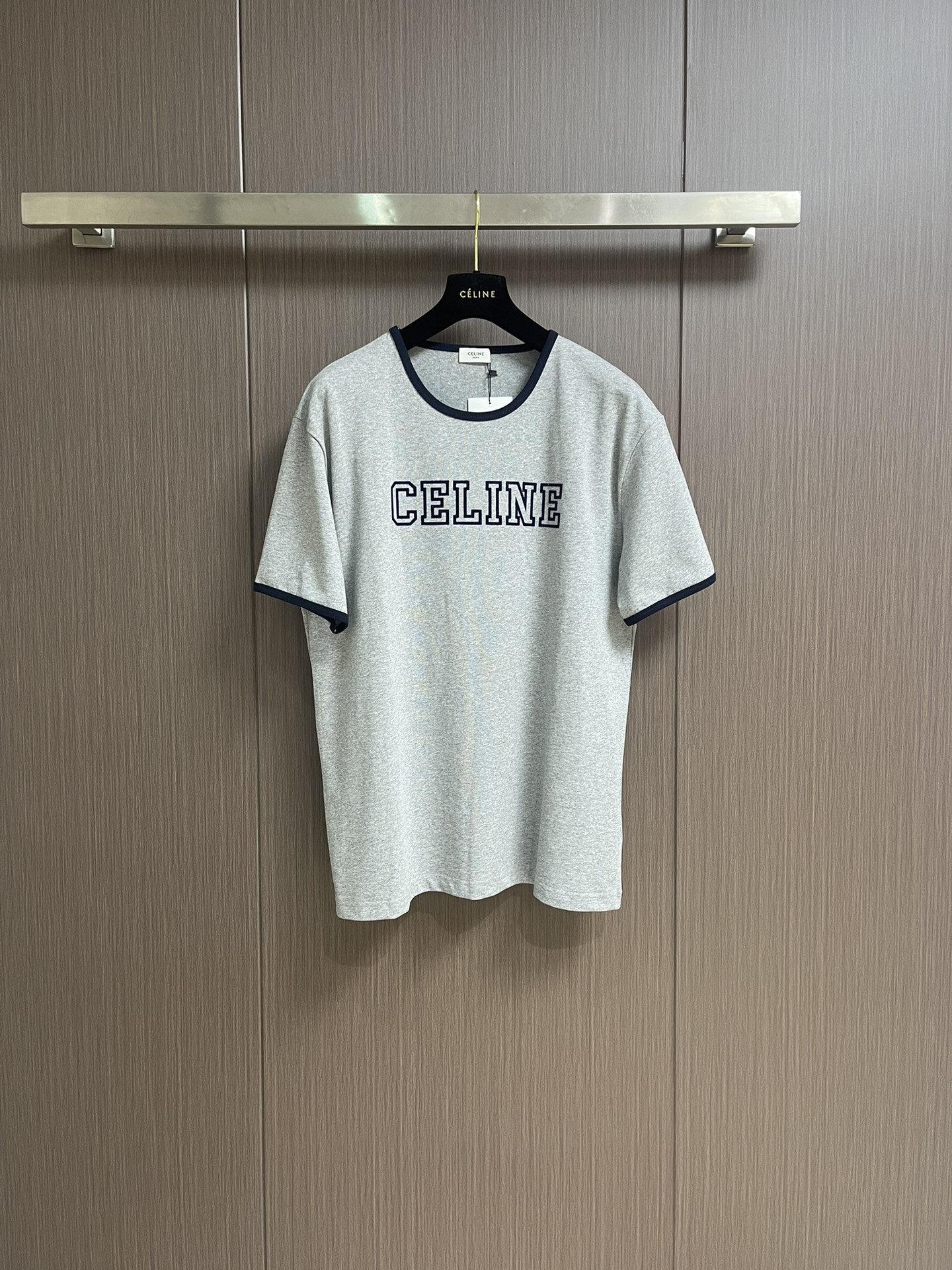 NO:162327,CELINE flocked printed round neck short-sleeved T-shirt, using 24S special textile tight cotton fabric, 185g; matched with 32S double yarn thread, 220g. The tight spinning strength is higher than that of traditional single yarn, and the single fibers in the tight yarn are arranged tightly, which helps to improve the strength of the yarn. The letter pattern uses transfer flocking technology, and uses thermal transfer technology to support the solid adhesive molding printing pattern. At the same time, the components of flocking printing are made of nylon material, which has good anti-fouling performance and waterproof function. The overall wiring is straight and delicate, the fabric is comfortable and soft, and the color is consistent and has no color difference. It can be matched with the same style to create a fashionable shape, control various occasions, customize auxiliary materials, complete three standards, and the same style for men and women!  Size S-XL, celine, T-shirt,tees, t-shirt,alexander wang19860909CELINE 植绒印花圆领短袖T恤,采用24S特种纺织紧密棉面料,185g；搭配32S双纱螺纹,220g.紧密纺强力比传统单纱高,紧密纱中的单纤维排列紧密,有助于提高纱线的强力.字母图案选用转移植绒工艺,以热转印技术加持牢固粘合剂成型印花图案.同时植绒印花的成分采用尼龙材质,尼龙本身具有良好的防污性能和防水功能.整体走线平直细腻,面料舒适柔软,颜色一致无色差 能与同款搭配营造时尚造型,驾驭各种场合,定制辅料,三标齐全,男女同款！尺码S-XL,,celine,T-shirt,tees，t-shirt,alexander wang,Men's clothing