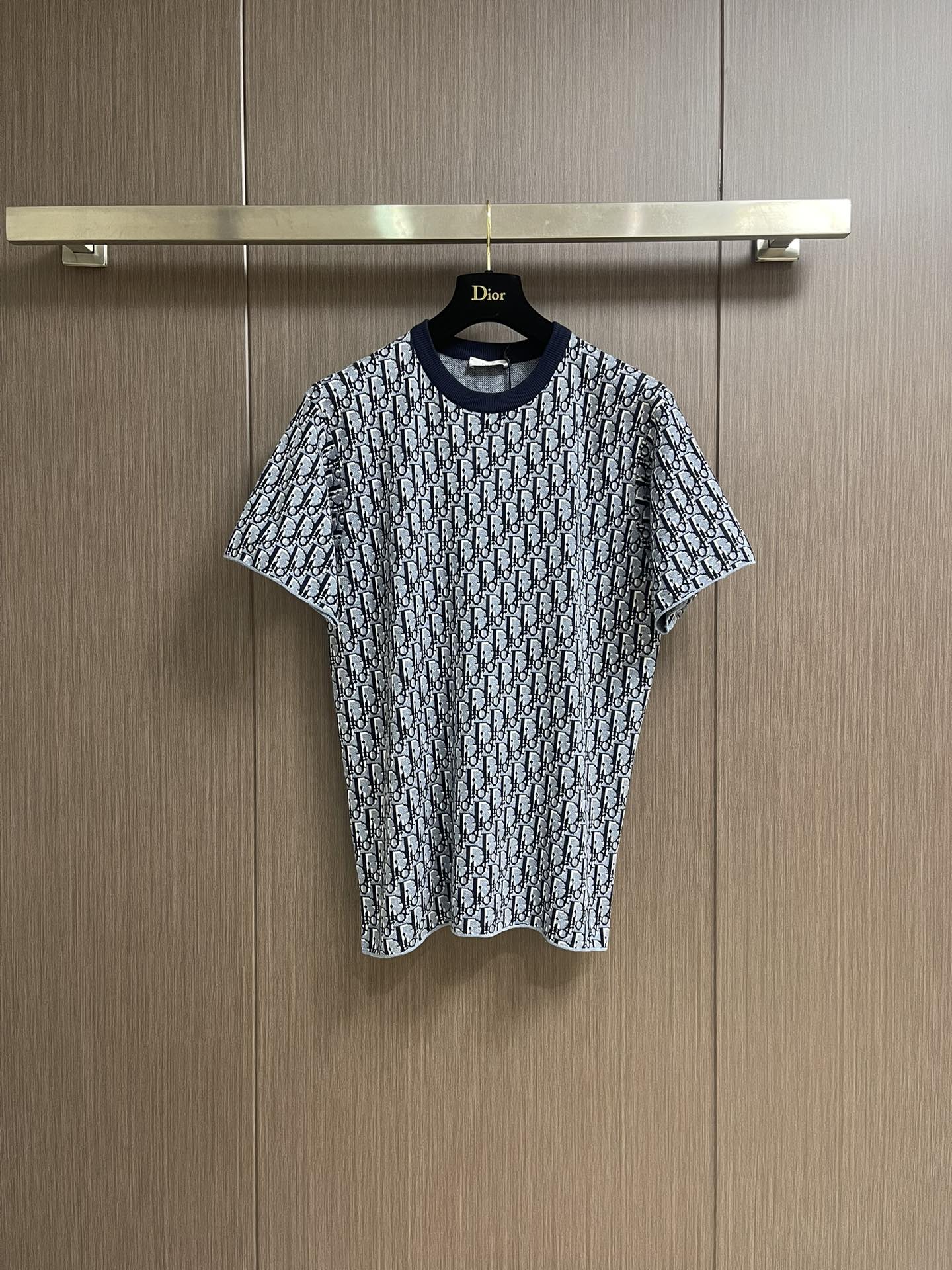 NO:159699,Dior classic presbyterian knitted short-sleeved T-shirt is made of fixed combed cotton. The fabric is comfortable and soft, skin-friendly and breathable. The blue tone and white inlays interwoven to create a collision between classic and modern. The full-frame decoration is inlaid with logo patterns and is composed of jacquard tissues imported from Germany. The arrangement and intertwining of yarns are accurately controlled. It is carefully intertwined on the loom. It can be matched with multiple types of clothing to create a fashionable look. Customized auxiliary materials are complete, and the same style for men and women!  Size S-XL, Dior, T-shirt,tees, t-shirt,alexander wang19860909Dior 经典老花满织针织短袖T恤,采用定织精梳全棉,面料舒适柔软,亲肤透气,蓝色色基调与白色镶饰交织出经典与现代的碰撞,全幅饰以徽标图案镶饰,采用德国进口机提花组织而成,精确地控制纱线的排列和交织方式,在织机上精心交织,能与多类型服饰搭配营造时尚造型,定制辅料,三标齐全,男女同款！尺码S-XL,,dior,T-shirt,tees，t-shirt,alexander wang,Men's clothing