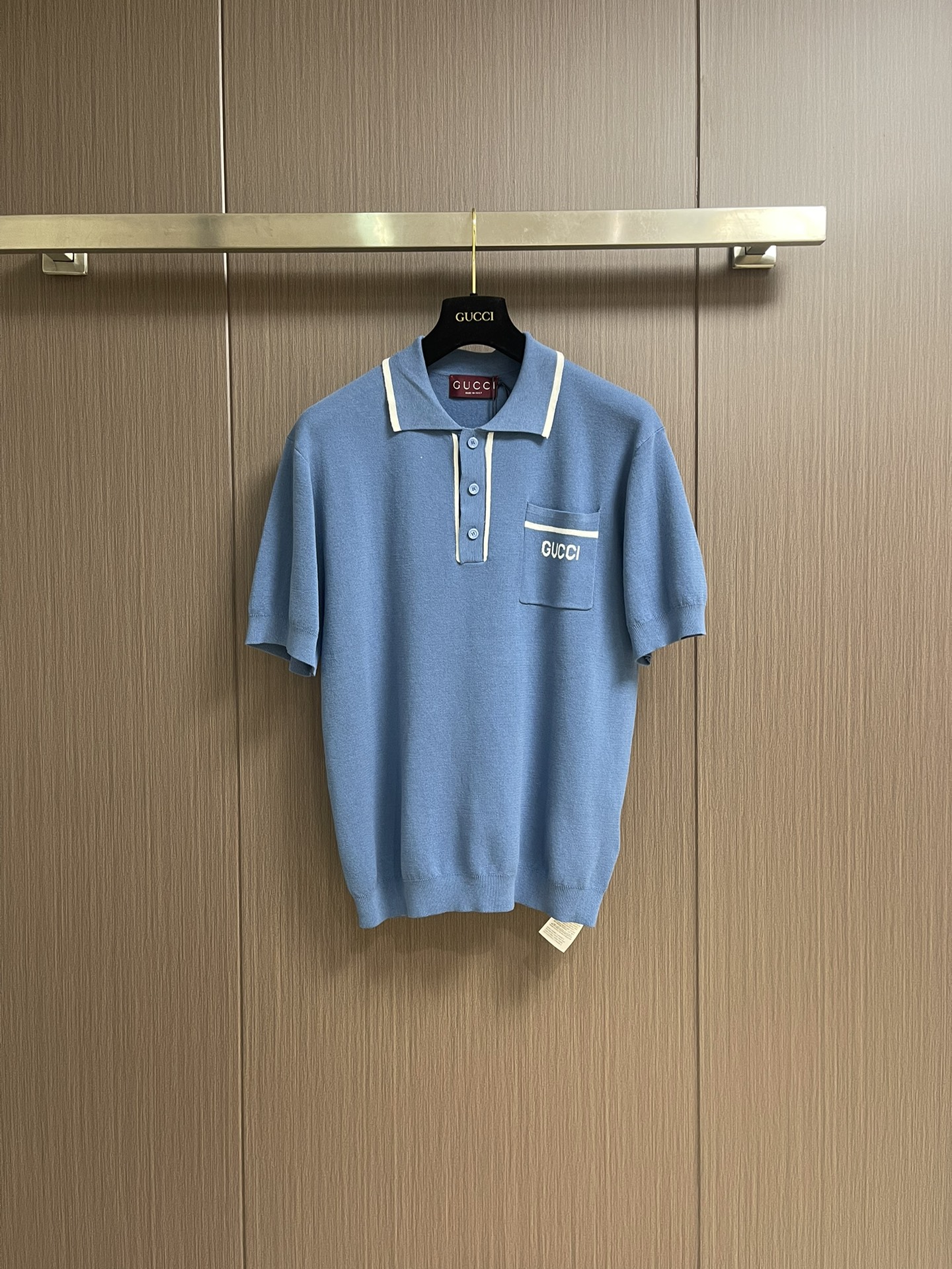 NO:159698,GUCCI 2025ss new slim Polo shirt, made with light blue wool cashmere blend fabric, with brand embroidered pockets on the chest, showing a unique style. Size S-XL, gucci, alexander wang19860909GUCCI 2025ss新款修身Polo衫,以浅蓝色羊毛山羊绒混纺面料匠心打造,胸前缀饰品牌刺绣口袋,尽显别样风采.尺码S-XL,,gucci,alexander wang,Men's clothing