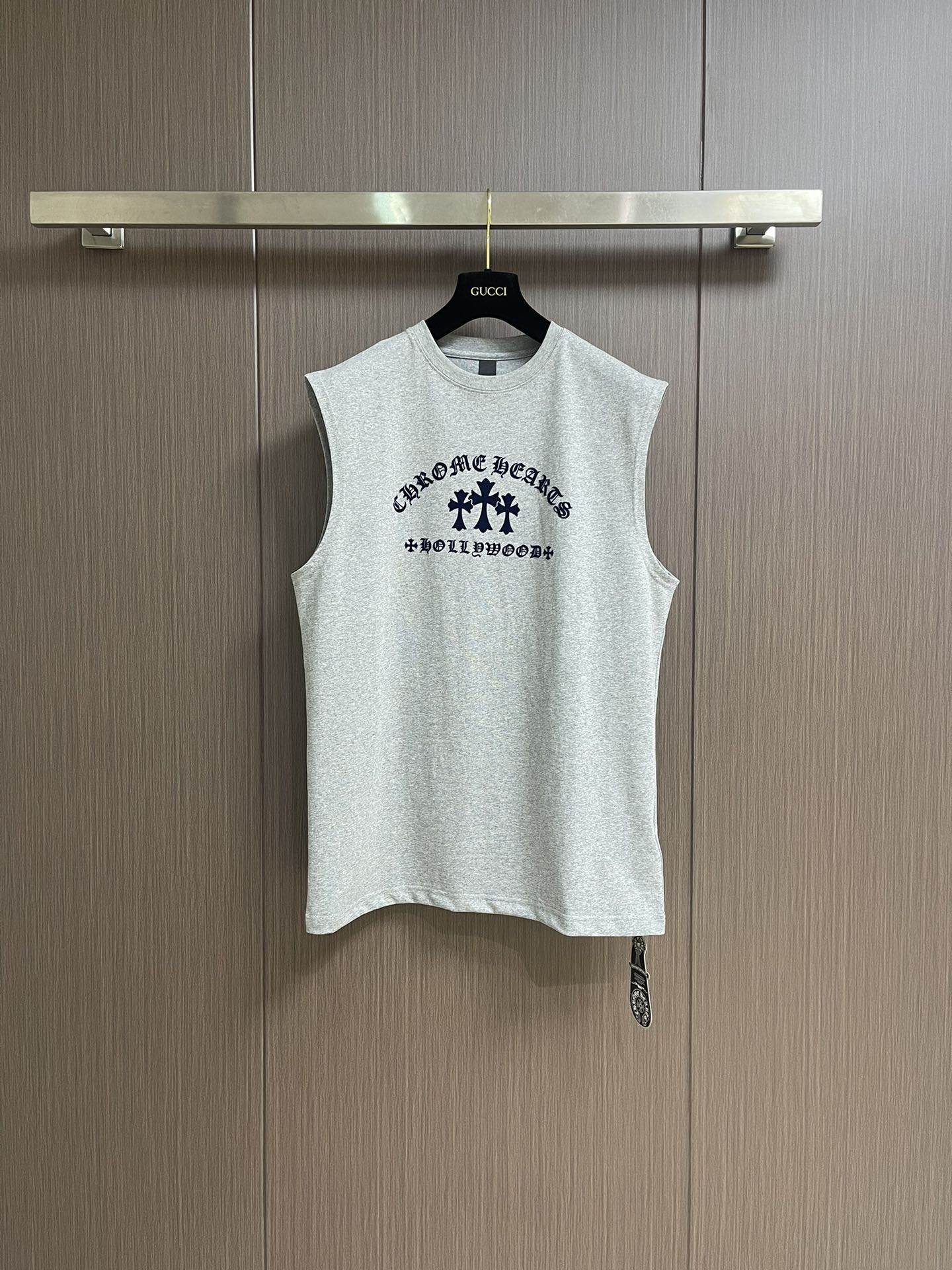 NO:159690,CH Croxin 2025ss new flocking series Sanskrit sleeveless vest, pure cotton fabric is comfortable, customized color, and the overall style is slightly loose, but it looks really slim and won't be too exposed when worn alone. Instead, it has a very atmosphere. It is OK to wear a jacket on the outside, which is a hot item that cannot be missed!  Size S-XL, Chrome hearts, jackets & coats, alexander wang19860909CH 克罗心 2025ss新款植绒系列梵文字母无袖背心,纯棉面料舒适,定制颜色,整体是略微宽松的版型,但是真的很显瘦,单穿也不会太露,反而很有氛围感,外面搭外套也OK,不可错过的爆款单品！尺码S-XL,,chrome hearts,jackets & coats,alexander wang,Men's clothing