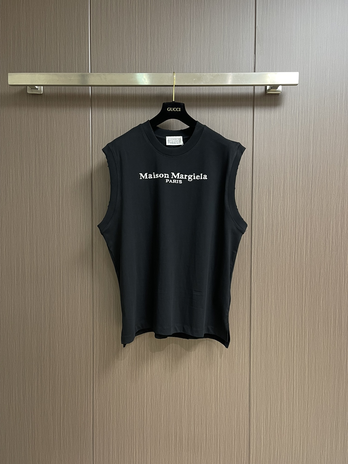 NO:159687,MM6 2025SS spring and summer new product, fashionable and casual sleeveless T-shirt vest, using imported 120 European cotton fabrics, top-grade printing craftsmanship text pattern logo, extremely high grade, calm and versatile, handsome and stylish on the upper body. Size S-XL S size 71.5cm medium length 71.5cm bust 116cm shoulder width 45.5cm M size 73.5cm medium length 120cm shoulder width 47cm L size 75.5cm medium length 124cm shoulder width 48.5cm XL size 77.5cm medium length 128cm shoulder width 50cm, masion margiela,tees, t-shirt, alexander wang19860909MM6 2025SS春夏新品,时尚休闲无袖T恤背心,采用进口120支欧棉面料,顶级印花工艺文字图案 logo ,档次极高,从容百搭,上身帅气有型.尺码S-XL S码后中长71.5cm 胸围116cm 肩宽45.5cm M码后中长73.5cm 胸围120cm 肩宽47cm L码后中长75.5cm 胸围124cm 肩宽48.5cm XL码后中长77.5cm 胸围128cm 肩宽50cm,,masion margiela,tees，t-shirt,alexander wang,Men's clothing