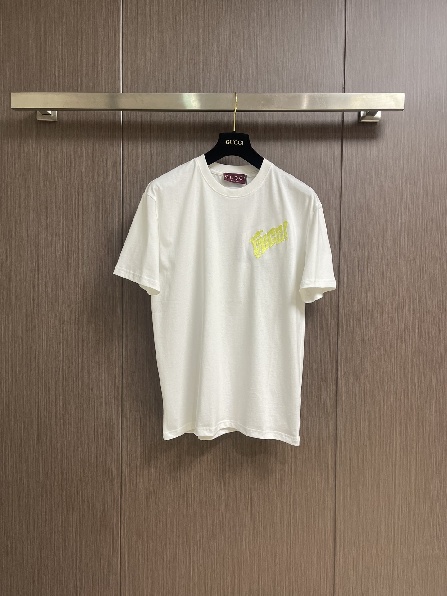 NO:159701,Gucci logo knitted cotton T-shirt. In the early autumn 2025 series, Chinese artist Currynew (Xiang Zhang) has creative ideas and ingenuity to incorporate new brand logos into men's ready-to-wear, leather and accessories works. This T-shirt is made of knitted cotton, with Gucci embroidery on the front and Gucci print on the back. Size S-XL, gucci,tees, t-shirt, alexander wang19860909Gucci 标识针织棉T恤,在2025早秋系列中,中国艺术家Currynew(Xiang Zhang）挥洒创意巧思,将全新品牌标识融入男士成衣、皮件和配饰作品中.这款T恤采用针织棉材质,正面饰有Gucci刺绣,背面饰有Gucci印花.尺码S-XL,,gucci,tees，t-shirt,alexander wang,Men's clothing