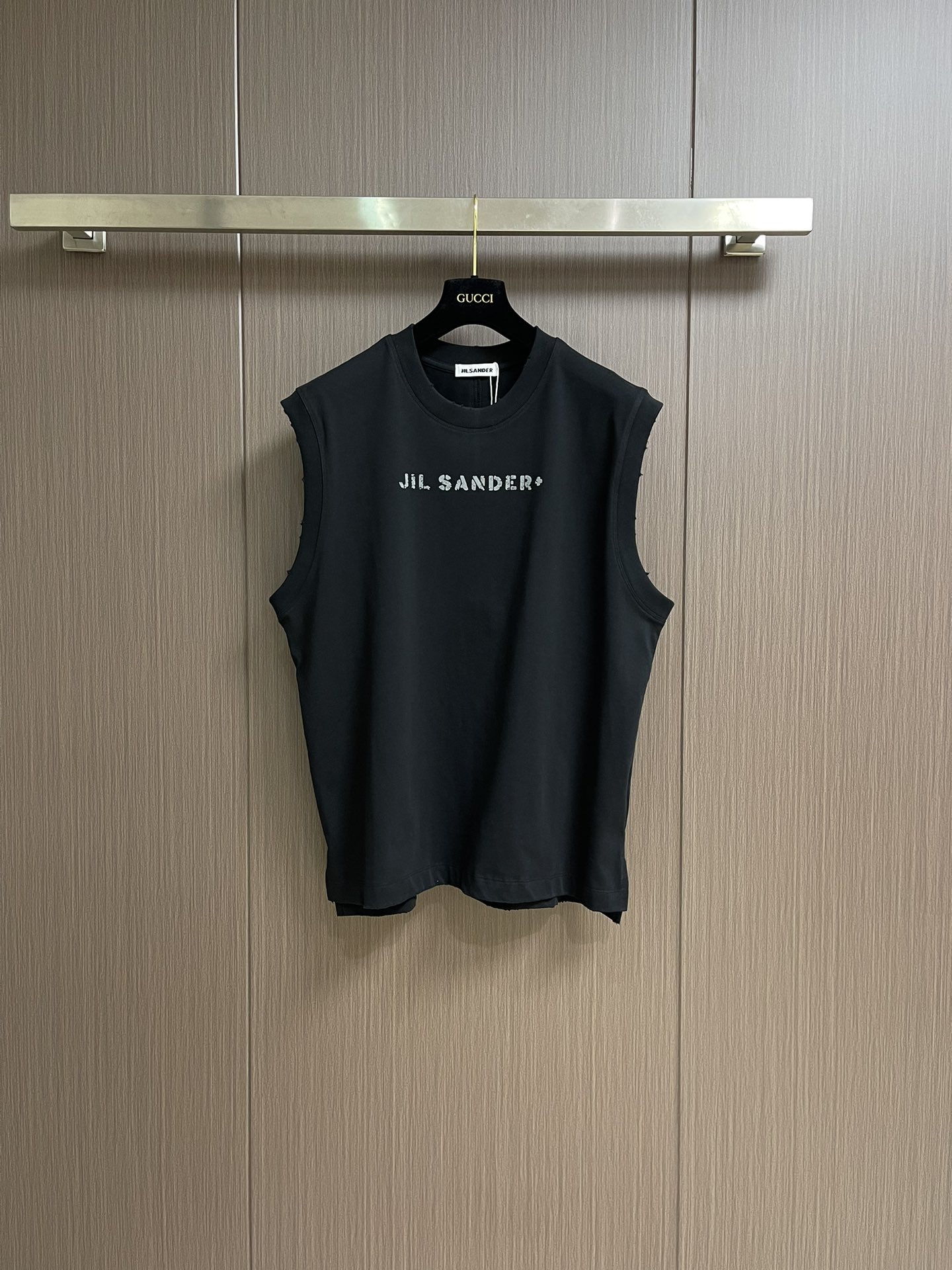 NO:159711,JIL SANDER Spring and Summer New Minimalist Pants Oversize Loose Men and Women Couples Round Neck Sleeveless T-shirt, a classic style that has always been popular, and the fabric of the style is very textured. Both men and women are available, a versatile tool for summer, a brand letter logo, which shows minimalism, neat, comfortable and elegant style, and a very simple vest, and the upper body effect is very high-end. Size S-XL S S size 71.5cm medium length 116cm bust 45.5cm shoulder width 73.5cm M size 120cm shoulder width 47cm L size 75.5cm medium length 75.5cm bust 124cm shoulder width 48.5cm XL size 77.5cm bust 128cm shoulder width 50cm, jil  sander, versace, tees, t-shirt, alexander wang19860909JIL SANDER 春夏新款 极简主义仔章 oversize宽松男女情侣 圆领无袖T恤,一直都爆火的经典版型,版型面料非常显质感.男女皆可,夏天百搭利器,品牌字母logo,尽显极简主义,版型利落舒适优雅是它的理念,没有花哨的图案,很简单的一件背心,上身效果就很高级.尺码S-XL S码后中长71.5cm 胸围116cm 肩宽45.5cm M码后中长73.5cm 胸围120cm 肩宽47cm L码后中长75.5cm 胸围124cm 肩宽48.5cm XL码后中长77.5cm 胸围128cm 肩宽50cm,,jil sander,versace,tees，t-shirt,alexander wang,Men's clothing