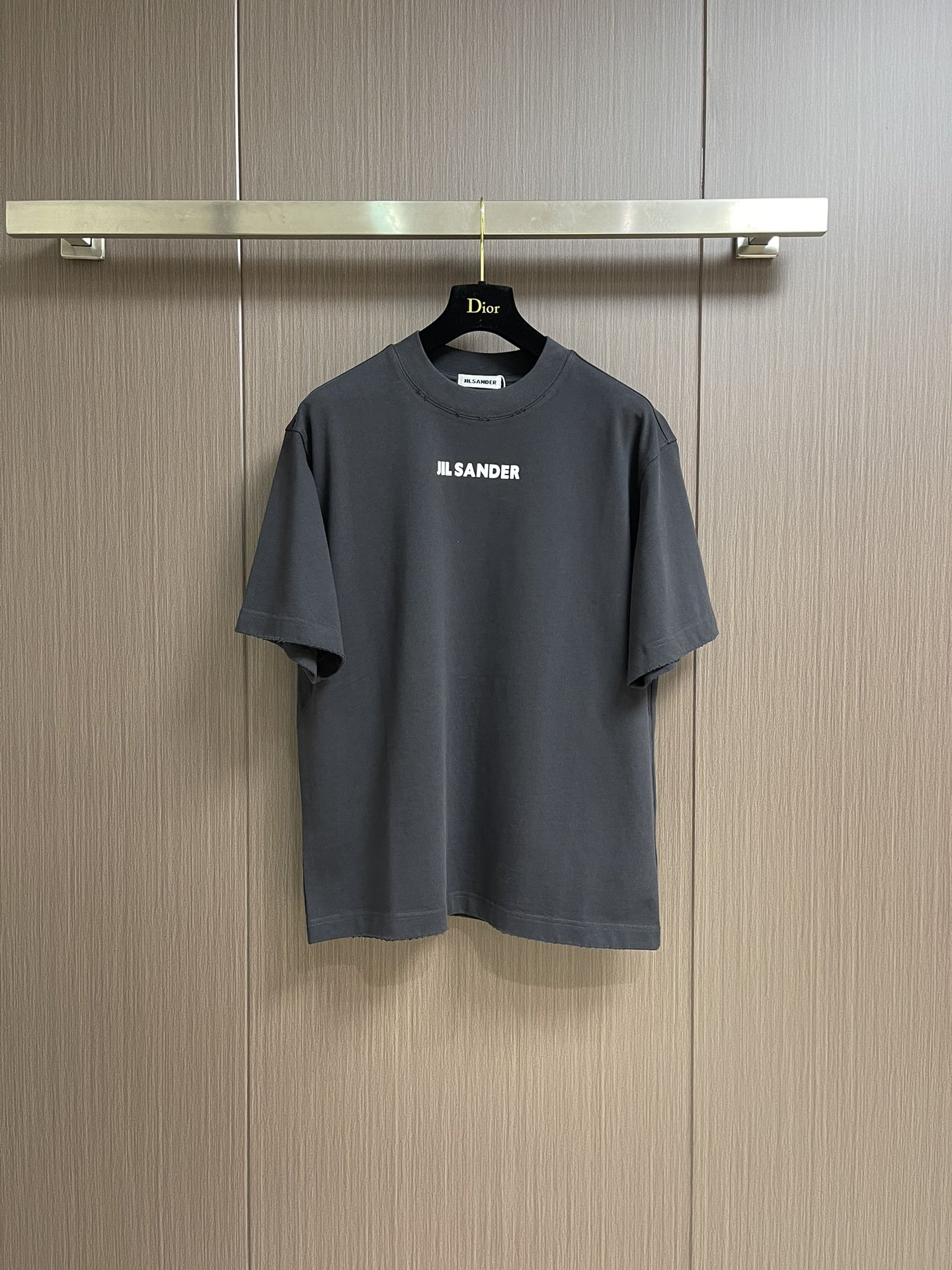 NO:159713,JIL sander 2025ss Spring and Summer New Letter Logo Short-sleeved T-shirt, classic and fashionable style, single-wearing base, with a sense of high-end feel, minimalism represents pure minimalist cutting, which is really high-end!  Can be salty or sweet!  The 240g double veil fabric is soft, delicate, not very thin, and has a certain thickness and good texture. It is skin-friendly and breathable when worn, and it is not stuffy and sweaty!  There are bar pressing techniques for the collar edges, and the collar shape is fixed!  Size S-XL S S medium length 68cm bust 117cm shoulder width 52cm shoulder length 70cm bust 121cm shoulder width 53.5cm L size medium length 72cm bust 125cm shoulder width 55cm XL size medium length 74cm bust 129cm shoulder width 56.5cm, jil sander, T-shirt,tees, t-shirt,alexander wang19860909JIL sander 2025ss春夏新品字母logo短袖T恤,经典时髦的风格单穿打底自带高级感,极简主义代表纯粹的极简裁剪实在是高级！可盐可甜！240g双纱面料柔软细腻不会很薄有一定的厚度质感不错,穿起来亲肤透气不闷汗！领边都有做压条工艺,固定领型！尺码S-XL S码后中长68cm 胸围117cm 肩宽52cm M码后中长70cm 胸围121cm 肩宽53.5cm L码后中长72cm 胸围125cm 肩宽55cm XL码后中长74cm 胸围129cm 肩宽56.5cm,,jil sander,T-shirt,tees，t-shirt,alexander wang,Men's clothing