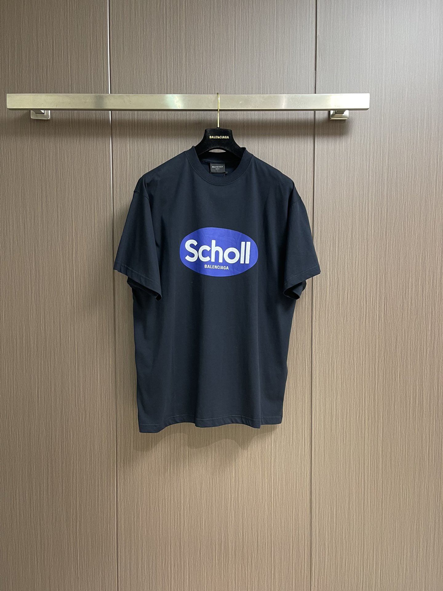 NO:159706,Balenciaga Shuangjian Printed Short-Sleeve T-shirt, using 24S double yarn retro jersey knitted fabric, 185g; matched with 32S double yarn 1*1 thread, 270g.24S fabric is a medium-coarse yarn, suitable for creating thick and crisp fabrics, with a slightly rough texture, which conforms to the 