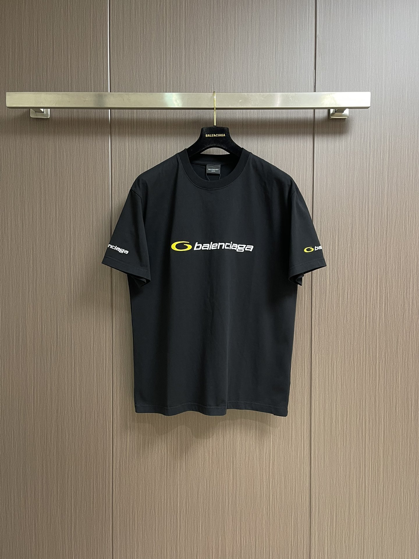 NO:159715,Balenciaga tracksuit  Logo loop embroidery short-sleeved T-shirt with high-quality cotton materials, dyeing up to 230G, and the yaw volume is 9 rolls of cloth. We insist on the original version without any changes, and the materials are exquisite. The imitation of the wrong color on the market is completely different. We use the advanced imported Tajima embroidery machine for embroidery. In terms of technology, high-density embroidery technology is used to embroider the brand logo in a circular manner, presenting a three-dimensional texture and unique brand style. The embroidery thread uses durable imported materials, with bright colors and long-lasting and not fading. We insist on using 230G dyed fabric, with yaw volume of 9 rolls of cloth, ensuring the precise restoration of the pattern and contrasting with the imitation version on the market. The embroidery process also uses imported Tajima embroidery machine to ensure quality. Size S-XL, balenciaga, T-shirt,tees, t-shirt, alexander wang19860909Balenciaga tracksuit Logo循环刺绣字母短袖T恤,精选优质棉料,染色需达到230G,起订量为9卷布.我们坚持原版版型,不作任何改动,用料考究,市场上颜色误的仿版截然不同.我们采用先进的进口田岛绣花机进行绣花.在工艺上,运用高密度刺绣技术,将品牌Logo以循环方式精细地绣制在衣袖和胸前,呈现出立体的质感和独特的品牌风格.刺绣线采用耐用的进口材料,色鲜艳且持久不褪色.我们坚持使用230G染色面料,起订量为9卷布,确保版型的精确还原,与市场上的仿版形成鲜明对比.绣花工艺同样采用进口田岛绣花机,确保品质.尺码S-XL,,balenciaga,T-shirt,tees，t-shirt,alexander wang,Men's clothing