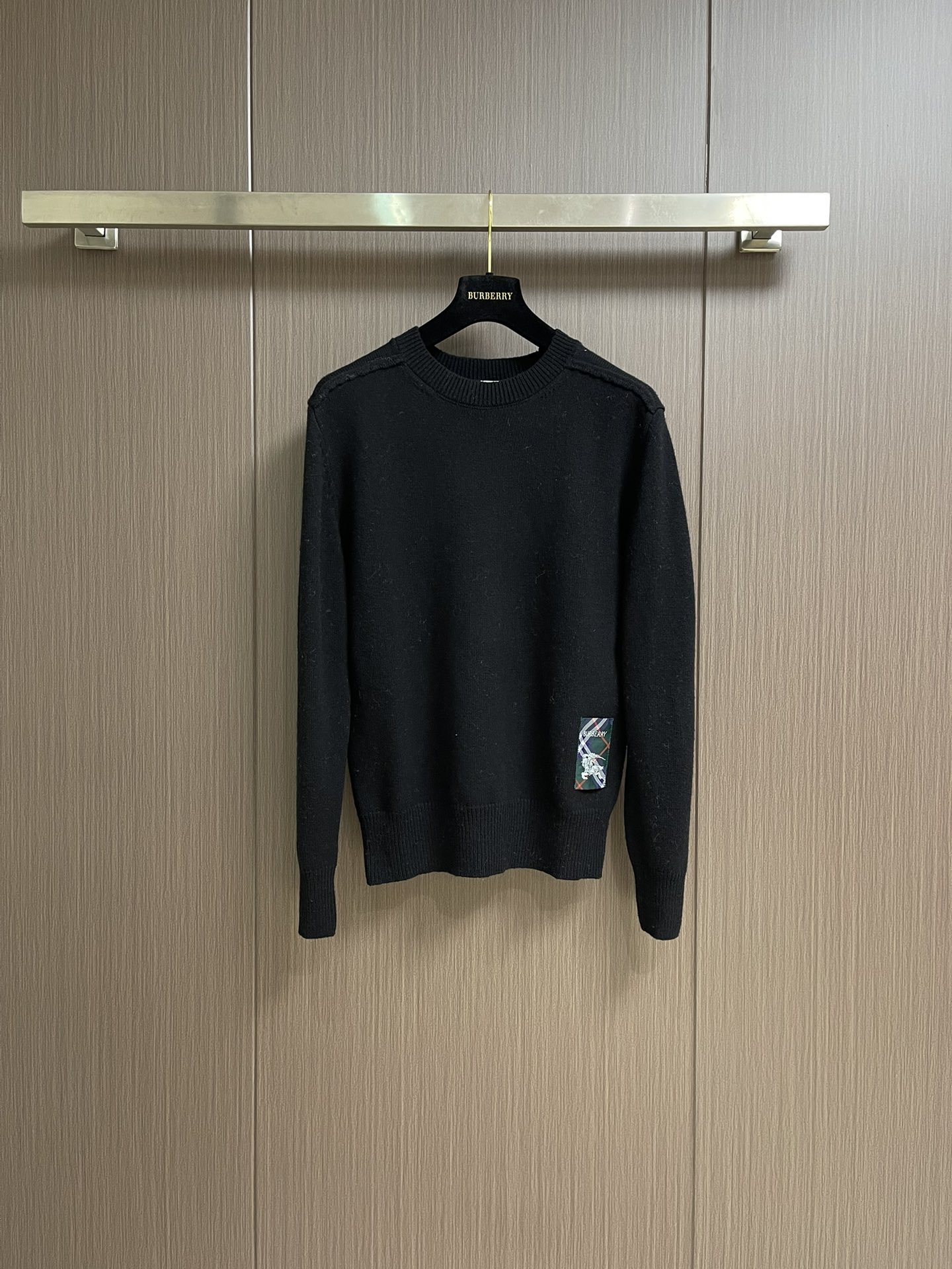 NO:159719,Burberry 2025ss new wool knitted sweater, knitted in Italian workshops, presenting a regular style. It uses round neck style and cleverly blends the Burberry check, brand logo and Equestrian Knight logo (EKD), creatively reinterprets the label design of the brand's iconic Trench coat. Size S-XL, burberry, sweaters, alexander wang19860909Burberry 2025ss新款羊毛针织毛衣,于意大利工坊针织打造,呈现常规版型.采用圆领款式,饰牌贴花巧妙融合 Burberry 格纹、品牌徽标和马术骑士徽标（EKD),创意重释品牌标志性 Trench 风衣的标签设计.尺码S-XL,,burberry,sweaters,alexander wang,Men's clothing