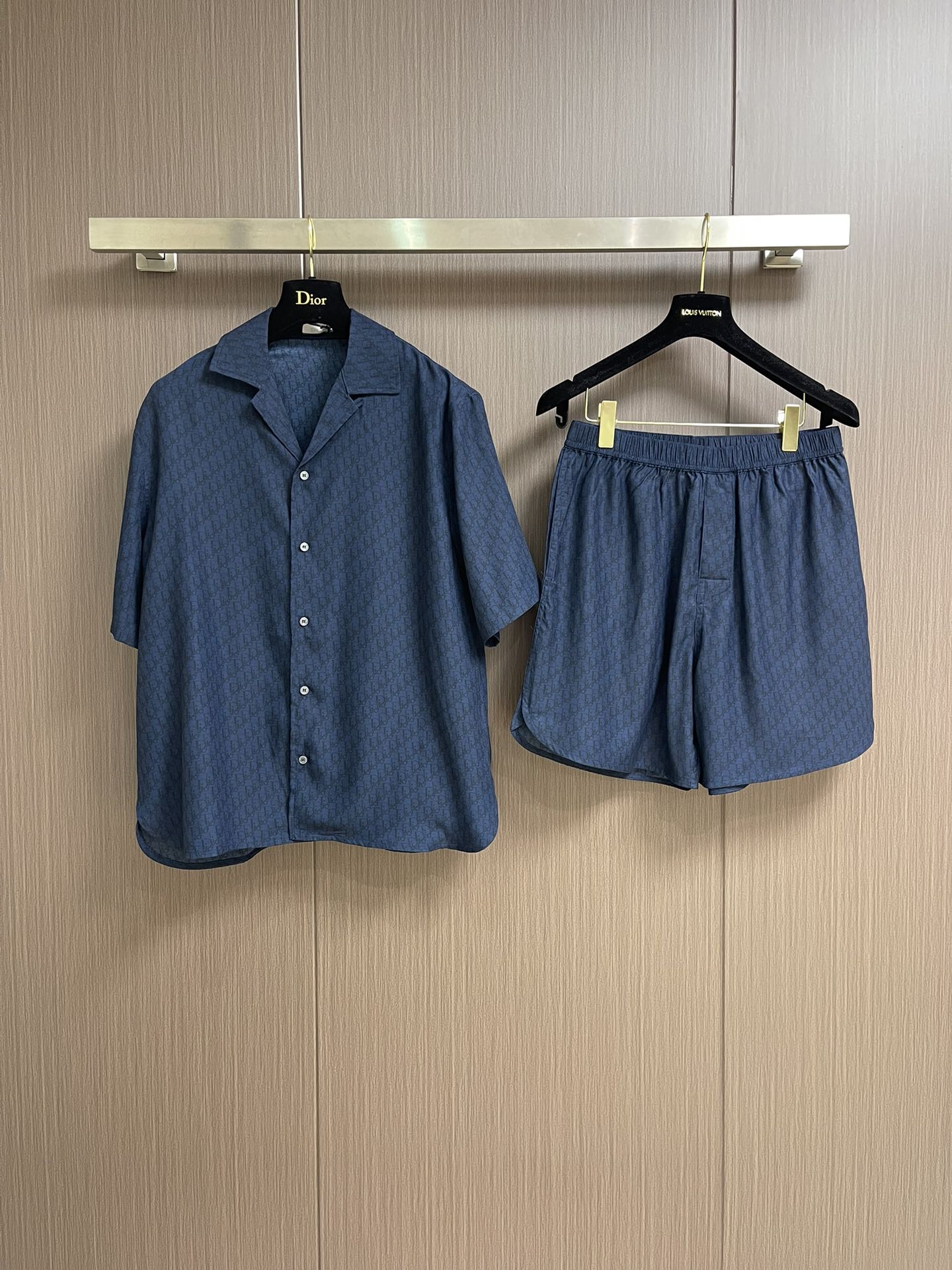 NO:159716,Tops Shorts Dior Mulberry Silk and Cotton-blend Jacquard Fabric Obliaue Jacquard Short Sleeve Shirt Shorts Set, highlighting the classic Oblique print. It is carefully crafted from mulberry Silk and Cotton-blend Jacquard Fabric, with a circular curved bottom edge design, showing a casual style. It can be worn with matching matching to create a delicate summer look. Size 39-40-41-42 S-XL,,dior,shorts,shirts,T-shirt,alexander wang19860909上衣 短裤 Dior 桑蚕丝和棉质混纺提花面料 Obliaue提花短袖衬衫短裤套装,突显经典的Oblique印花.采用桑蚕丝和棉质混纺提花面料精心制作,圆弧式底边设计,彰显休闲风范.可与配套的搭配穿着,打造精致的夏日造型.尺码39-40-41-42 S-XL,,dior,shorts,shirts,T-shirt,alexander wang,Men's clothing