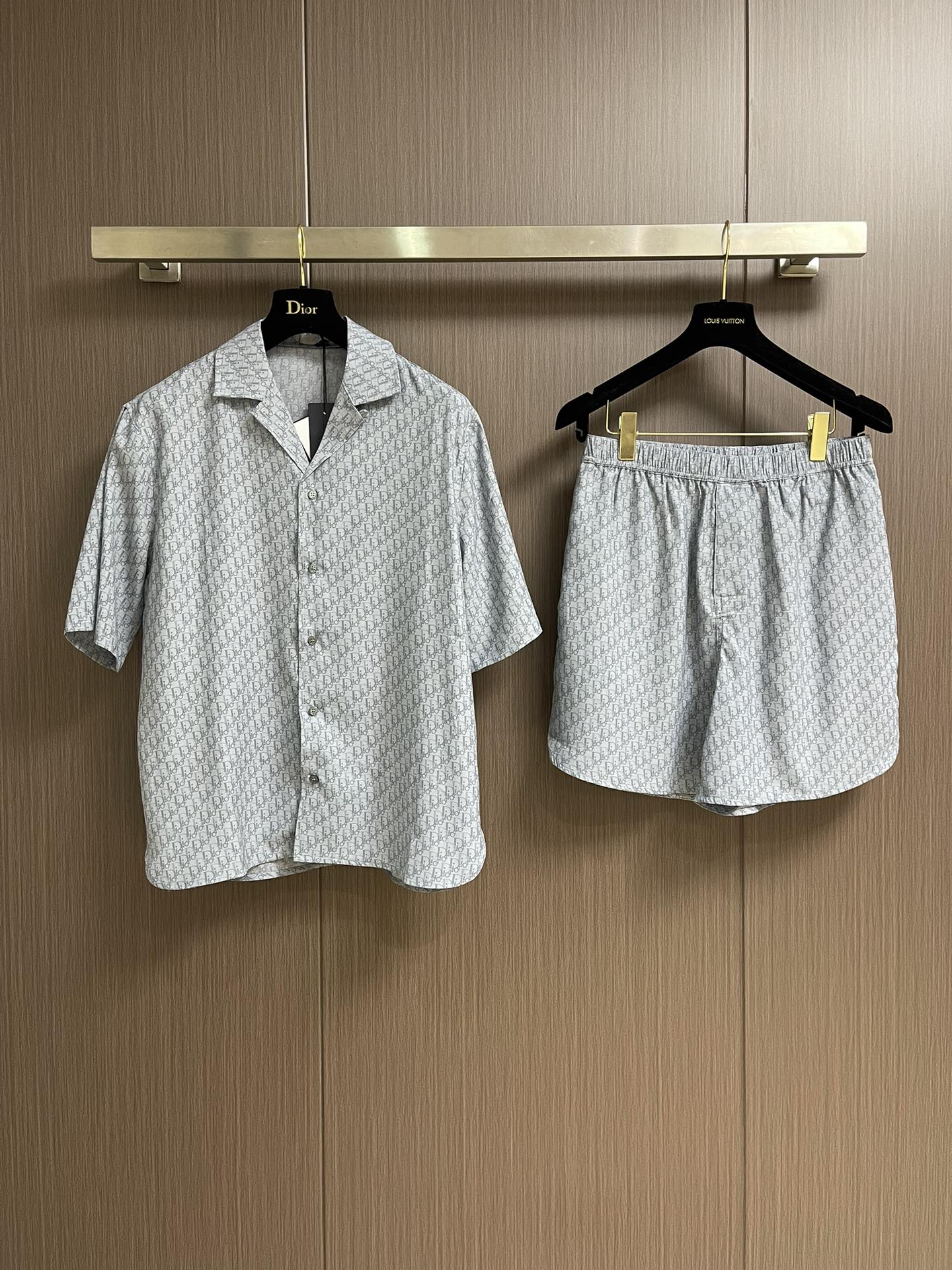 NO:162339,Tops Shorts Dior Mulberry Silk and Cotton-blend Jacquard Fabric Obliaue Jacquard Short Sleeve Shirt Shorts Set, highlighting the classic Oblique print. It is carefully crafted from mulberry Silk and Cotton-blend Jacquard Fabric, with a circular curved bottom edge design, showing a casual style. It can be worn with matching matching to create a delicate summer look. Size 39-40-41-42 S-XL,,dior,shorts,shirts,T-shirt,alexander wang19860909上衣 短裤 Dior 桑蚕丝和棉质混纺提花面料 Obliaue提花短袖衬衫短裤套装,突显经典的Oblique印花.采用桑蚕丝和棉质混纺提花面料精心制作,圆弧式底边设计,彰显休闲风范.可与配套的搭配穿着,打造精致的夏日造型.尺码39-40-41-42 S-XL,,dior,shorts,shirts,T-shirt,alexander wang,Men's clothing