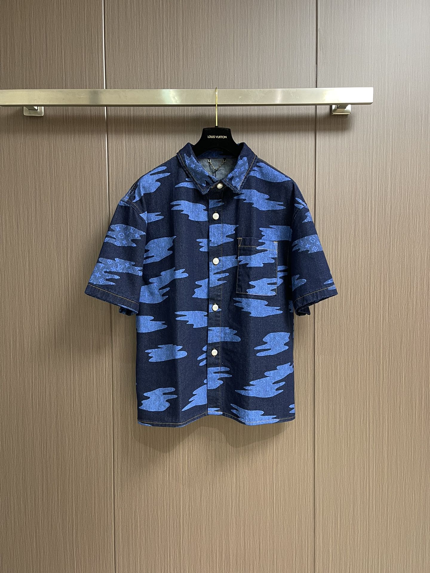 NO:162336,Top Shorts LV 2025ss new cloud pattern jacquard denim short-sleeved shirt shorts suit, custom twill jacquard denim fabric, the upper body is full of texture, comfortable skin, good wear resistance and breathability, the overall classic style of denim, can be matched to show casual and fashionable style, suitable for many occasions, highly recommended ~ Size S-XL,,louis vuitton, shorts,shirts,T-shirt,alexander wang19860909上衣 短裤 LV 2025ss新款云纹 提花牛仔短袖衬衫短裤套装,采用定制斜纹提花牛仔面料,上身质感十足,舒适贴肤,具有较好的耐磨性与透气性,整体为牛仔的经典版型,可搭配展现休闲时尚风格,适合多种场合,强烈推荐～尺码S-XL,,louis vuitton,shorts,shirts,T-shirt,alexander wang,Men's clothing