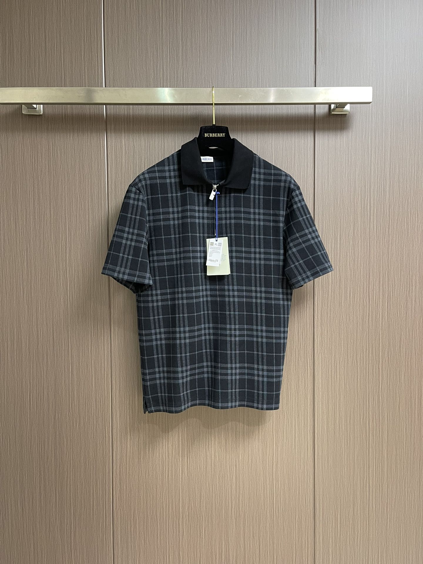 NO:162342,Top Shorts Burberry The plaid elastic cotton blended zippered Polo shorts set is made of triple gold proportion cotton blended fabric. The cotton fiber has the characteristics of natural skin-friendly, soft and strong water absorption. Its structural characteristics retain the breathability of the fabric and reduce the sense of stuffiness. The blessing of a small amount of elastic fiber and polyester fiber significantly improves the stretchability and elasticity of the fabric, while strengthening wrinkle resistance and conformity, reducing shrinkage. The plaid lines change through the color of the yarn and the depth of the weaving method. It has a looming relief effect, smooth touch but rich visual layers. The jacquard process woven the pattern into the bones. Repeated washing of water will not fade or wear. The POLO collar uses 80 double-stranded combed cotton to remove short fibers to ensure that the collar is soft and skin-friendly. Through pre-shrinkage treatment, it reduces the risk of shrinkage and deformation after garment, and at the same time enhances the wrinkle resistance of the collar. Size S-XL, burberry, shorts, gold, alexander wang19860909上衣 短裤 Burberry 格纹弹力棉质混纺拉链Polo短裤套装,选用三重黄金比例棉质混纺面料制成,棉纤维具有天然亲肤、柔软、吸水性强等特点.其结构特性保留了面料的透气性,减少闷热感.少量弹性纤维和聚酯纤维的加持显著提升了面料的伸张性和回弹性,同时强化抗皱性和保形性,降低缩水率.格纹线条通过纱线色彩与织法的深浅变化,形成若隐若现的浮雕效果,触感平滑却视觉层次丰富,提花工艺将图案编织入骨,反复水洗不易褪色,磨损.POLO领选用80支双股精梳棉,剔除短纤维,确保领部柔和亲肤,通过预缩定型处理,减少成衣后缩水变形风险,同时增强领面抗皱性.尺码S-XL,,burberry,shorts,gold,alexander wang,Men's clothing