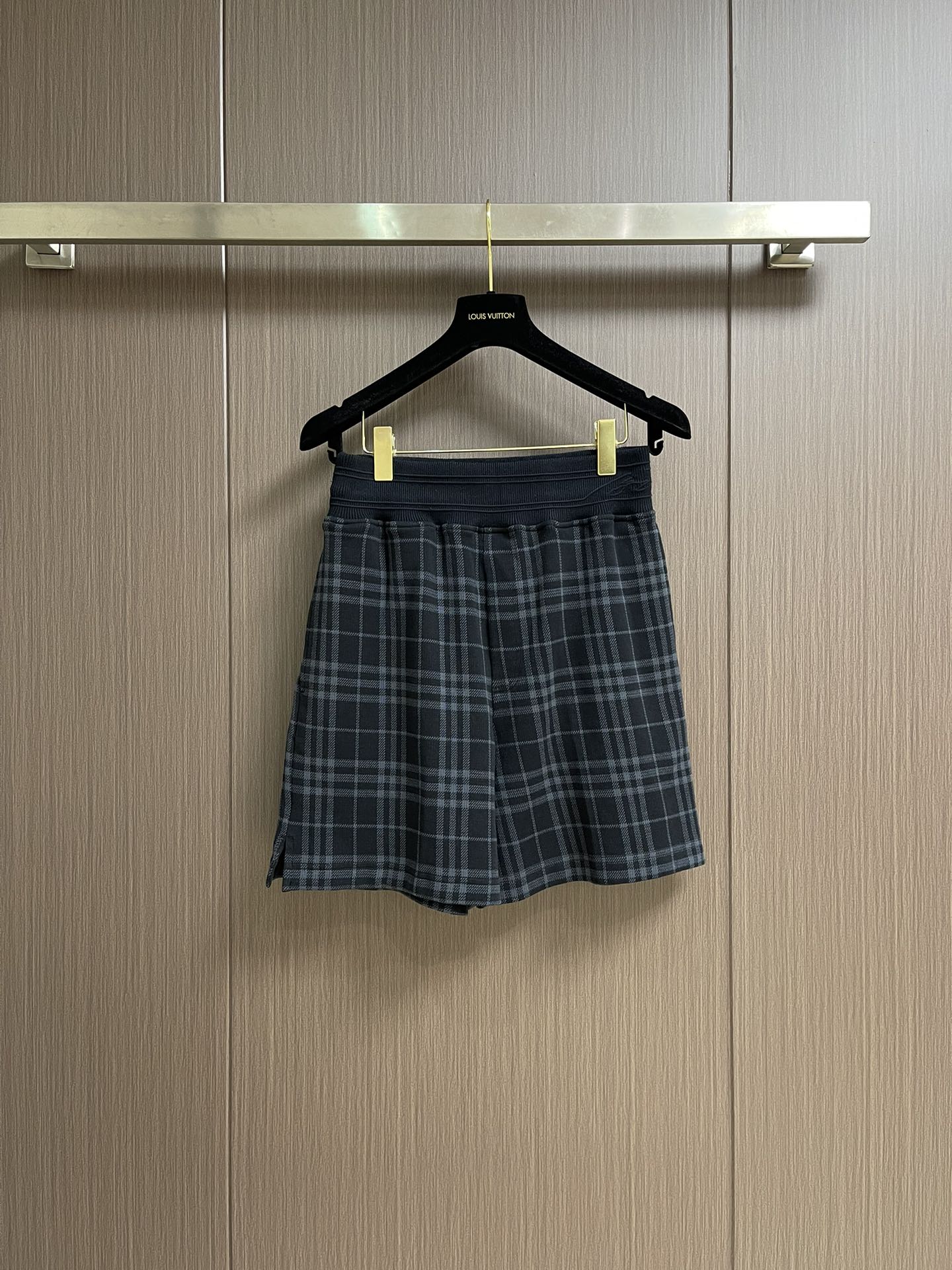 NO:159726,Top Shorts Burberry The plaid elastic cotton blended zippered Polo shorts set is made of triple gold proportion cotton blended fabric. The cotton fiber has the characteristics of natural skin-friendly, soft and strong water absorption. Its structural characteristics retain the breathability of the fabric and reduce the sense of stuffiness. The blessing of a small amount of elastic fiber and polyester fiber significantly improves the stretchability and elasticity of the fabric, while strengthening wrinkle resistance and conformity, reducing shrinkage. The plaid lines change through the color of the yarn and the depth of the weaving method. It has a looming relief effect, smooth touch but rich visual layers. The jacquard process woven the pattern into the bones. Repeated washing of water will not fade or wear. The POLO collar uses 80 double-stranded combed cotton to remove short fibers to ensure that the collar is soft and skin-friendly. Through pre-shrinkage treatment, it reduces the risk of shrinkage and deformation after garment, and at the same time enhances the wrinkle resistance of the collar. Size S-XL, burberry, shorts, gold, alexander wang19860909上衣 短裤 Burberry 格纹弹力棉质混纺拉链Polo短裤套装,选用三重黄金比例棉质混纺面料制成,棉纤维具有天然亲肤、柔软、吸水性强等特点.其结构特性保留了面料的透气性,减少闷热感.少量弹性纤维和聚酯纤维的加持显著提升了面料的伸张性和回弹性,同时强化抗皱性和保形性,降低缩水率.格纹线条通过纱线色彩与织法的深浅变化,形成若隐若现的浮雕效果,触感平滑却视觉层次丰富,提花工艺将图案编织入骨,反复水洗不易褪色,磨损.POLO领选用80支双股精梳棉,剔除短纤维,确保领部柔和亲肤,通过预缩定型处理,减少成衣后缩水变形风险,同时增强领面抗皱性.尺码S-XL,,burberry,shorts,gold,alexander wang,Men's clothing