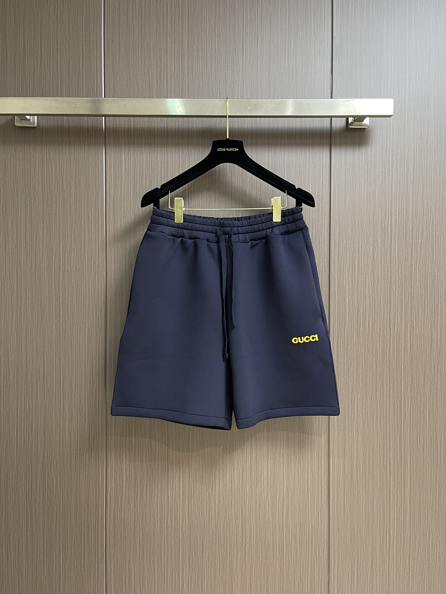 NO:159714,GUCCI 2025ss new logo patch elastic waist knitted casual shorts Customized composite space cotton fabric grey inside and blue outside all fabrics Auxiliary materials Hardware Exclusive mold customization. Size S-XL, gucci, shorts, alexander wang19860909GUCCI 2025ss新款Logo贴饰松紧腰针织休闲短裤 定制复合太空棉面料 内灰外蓝 所有面料 辅料 五金 独家开模定制而成.尺码S-XL,,gucci,shorts,alexander wang,Men's clothing