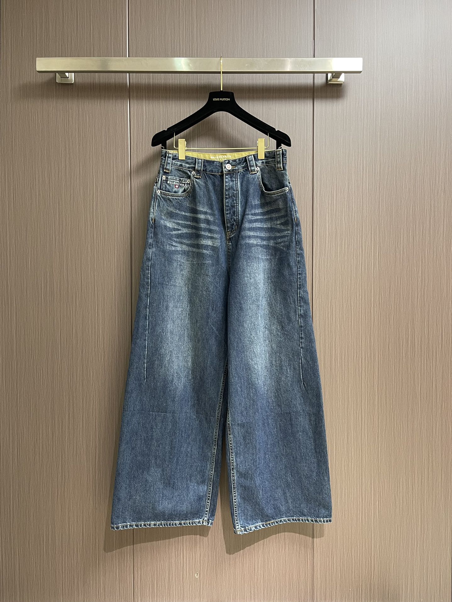 NO:159724,Balenciaga Unity Sport embroidered jeans, custom-made sellow-style denim material, mainly classic denim blue, imported machine embroidery technology, using glue printing, using glue liquid paint to print patterns on the fabric, baking fabrics to fix printing patterns, combining rubbing cat whisker technology with gun painting cat whisker technology, giving priority to hand rubbing in specific areas to achieve natural wrinkles, then use specific tools to draw the texture of the cat whisker shape. The overall line is straight and delicate, the fabric is comfortable and soft, and the color is consistent and has no color difference. It can be matched with the same style to create a fashionable shape, control various occasions, customize auxiliary materials, complete three standards, the same style for men and women!  Size XS-L, balenciaga, jeans, alexander wang19860909Balenciaga Unity Sport刺绣牛仔裤,定制赛洛纺牛仔绮料 以经典牛仔蓝为主色调 采用进口机刺绣工艺 采用胶浆印花 使用胶浆液体涂料在织物上打印图案 烘烤织物以固定印刷图案 擦压皱猫须技术和枪画猫须技术结合 优先在特定区域进行手工擦制 以达到自然的皱纹效果再用特定的工具绘制出猫须形状的纹理,整体走线平直细腻,面料舒适柔软,颜色一致无色差 能与同款搭配营造时尚造型,驾驭各种场合,定制辅料,三标齐全,男女同款！尺码XS-L,,balenciaga,jeans,alexander wang,Men's clothing