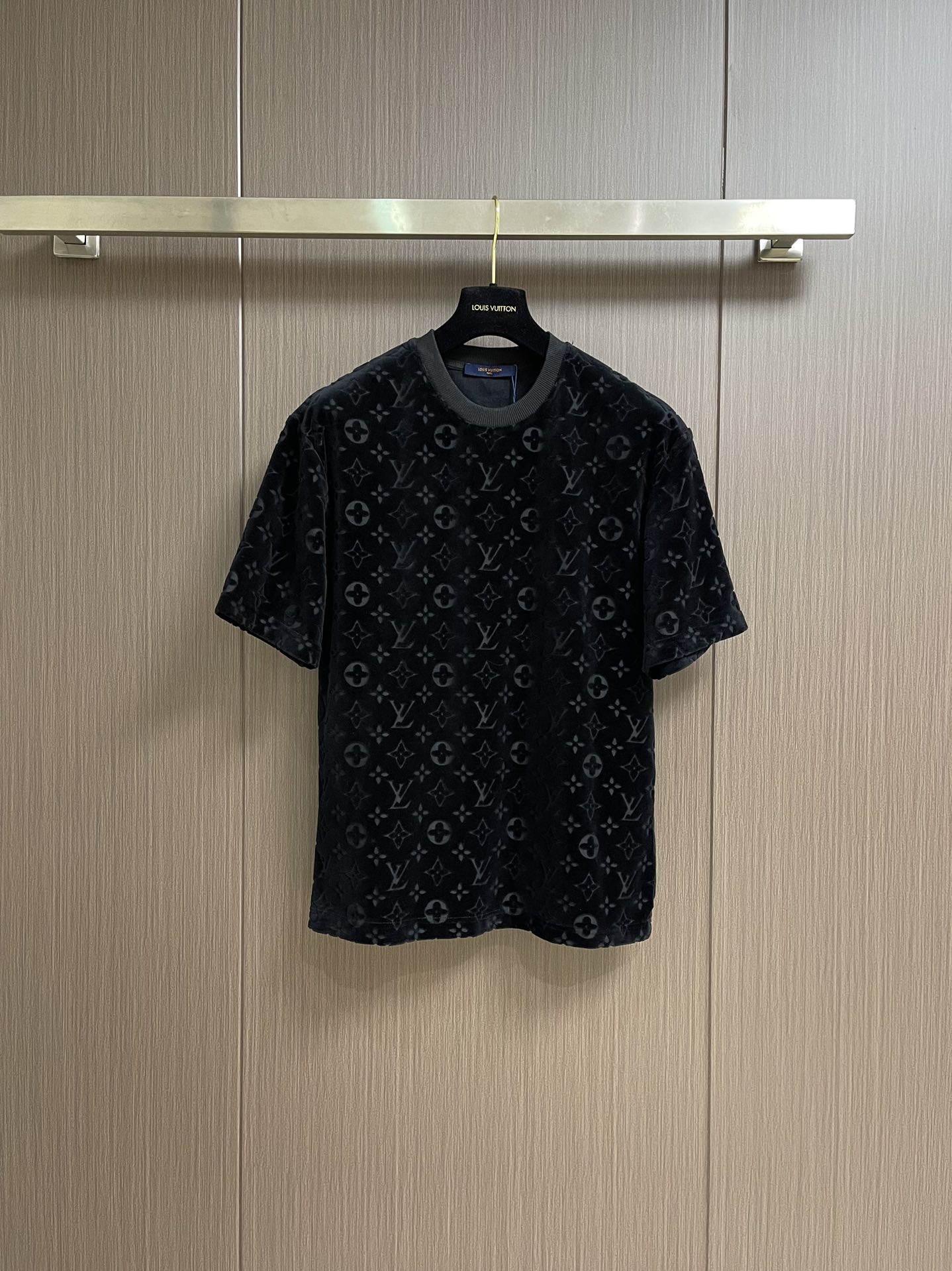 NO:159718,LV 2025ss Towel flocking presbyopia jacquard short-sleeved T-shirt, custom 360g towel fabric, custom rayon. Full Monogram pattern jacquard, the details are consistent. Paired with rotator sleeve tailoring and neck chain details, release the fresh and leisurely style, full infrared alignment positioning and tailoring garment, back collar craft, rotator sleeve craft is exactly the same. Size S-XL,,louis vuitton, T-shirt,tees, t-shirt,alexander wang19860909LV 2025ss 毛巾植绒老花提花短袖T恤,定制360g毛巾面料,定制的人造丝.全幅Monogram 图案提花,细节版型做到与一致.搭配沉肩袖剪裁与颈部链条细节,释放清新闲适之风,全红外对位定位剪裁成衣,后领工艺,肩袖工艺完全相同.尺码S-XL,,louis vuitton,T-shirt,tees，t-shirt,alexander wang,Men's clothing