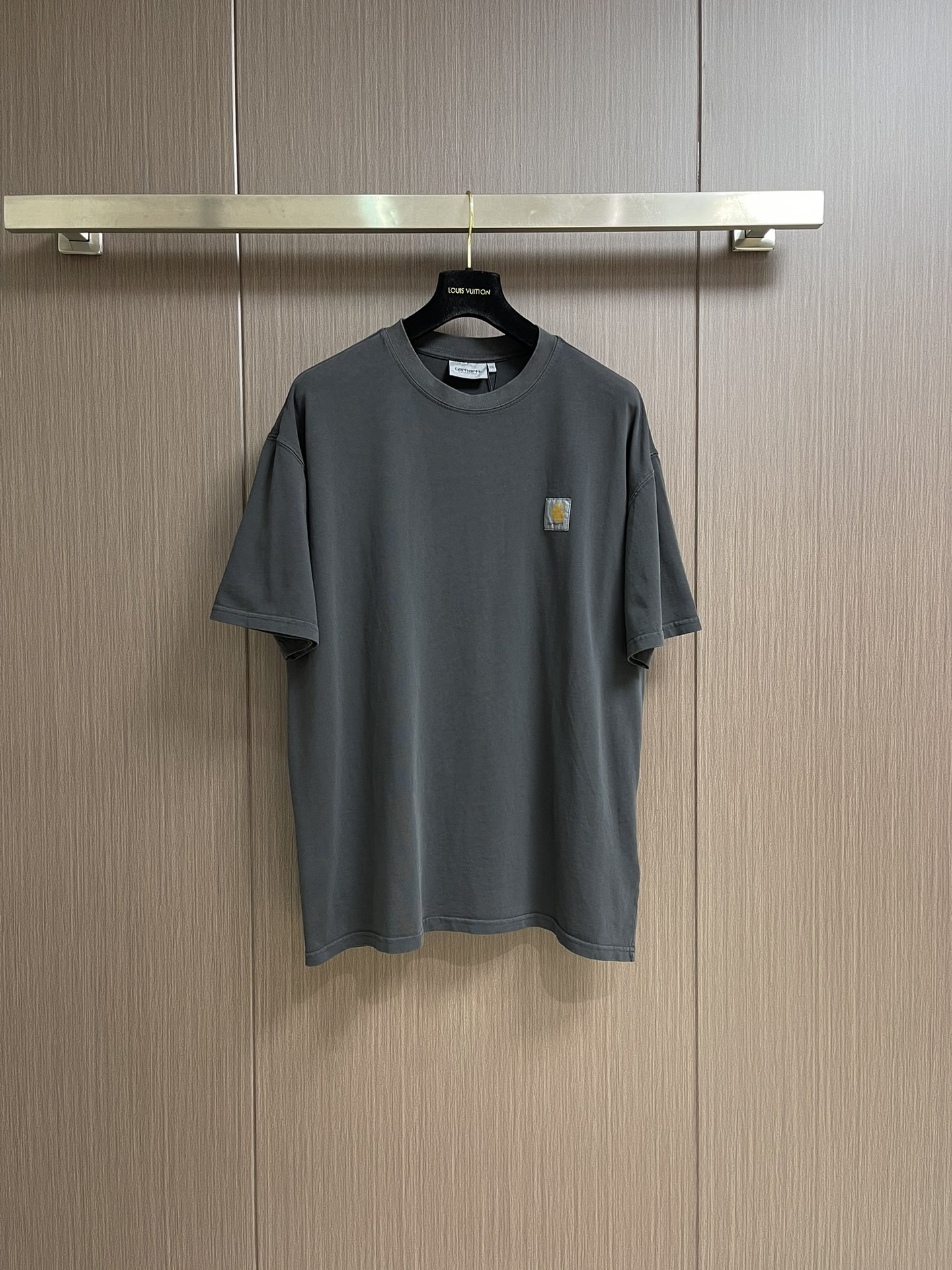 NO:159704,carhartt logo letter short-sleeved T-shirt, which uses pure cotton 12S fine cotton plain weaves, and the fabric is interwoven through plain weave structure. There are many yarn bending points, making the fabric have good firmness and wear resistance. The logo uses imported custom embroidery thread, with a glossy mercerized embroidery thread for fixed dyeing, uniform and glossy, and the overall line is straight and delicate. The fabric is comfortable and soft, and the color is consistent and has no color difference. It can be matched with the same style to create a fashionable look. It can be customized for various occasions, custom auxiliary materials, complete three standards, the same style for men and women!  Size M-XXL, T-shirt,tees,t-shirt,alexander wang19860909carhartt 徽标字母短袖T恤,采用纯棉12S精棉平纹,通过平纹组织方式交织而成的面料,纱线屈曲点也多,使得织物具有较好的坚牢度和耐磨性.徽标采用进口定做绣线,具有光泽感的丝光绣线进行定染,泽均匀有光泽度,整体走线平直细腻 面料舒适柔软 颜色一致无色差 能与同款搭配营造时尚造型,驾驭各种场合,定制辅料,三标齐全,男女同款！尺码M-XXL,,T-shirt,tees，t-shirt,alexander wang,Men's clothing