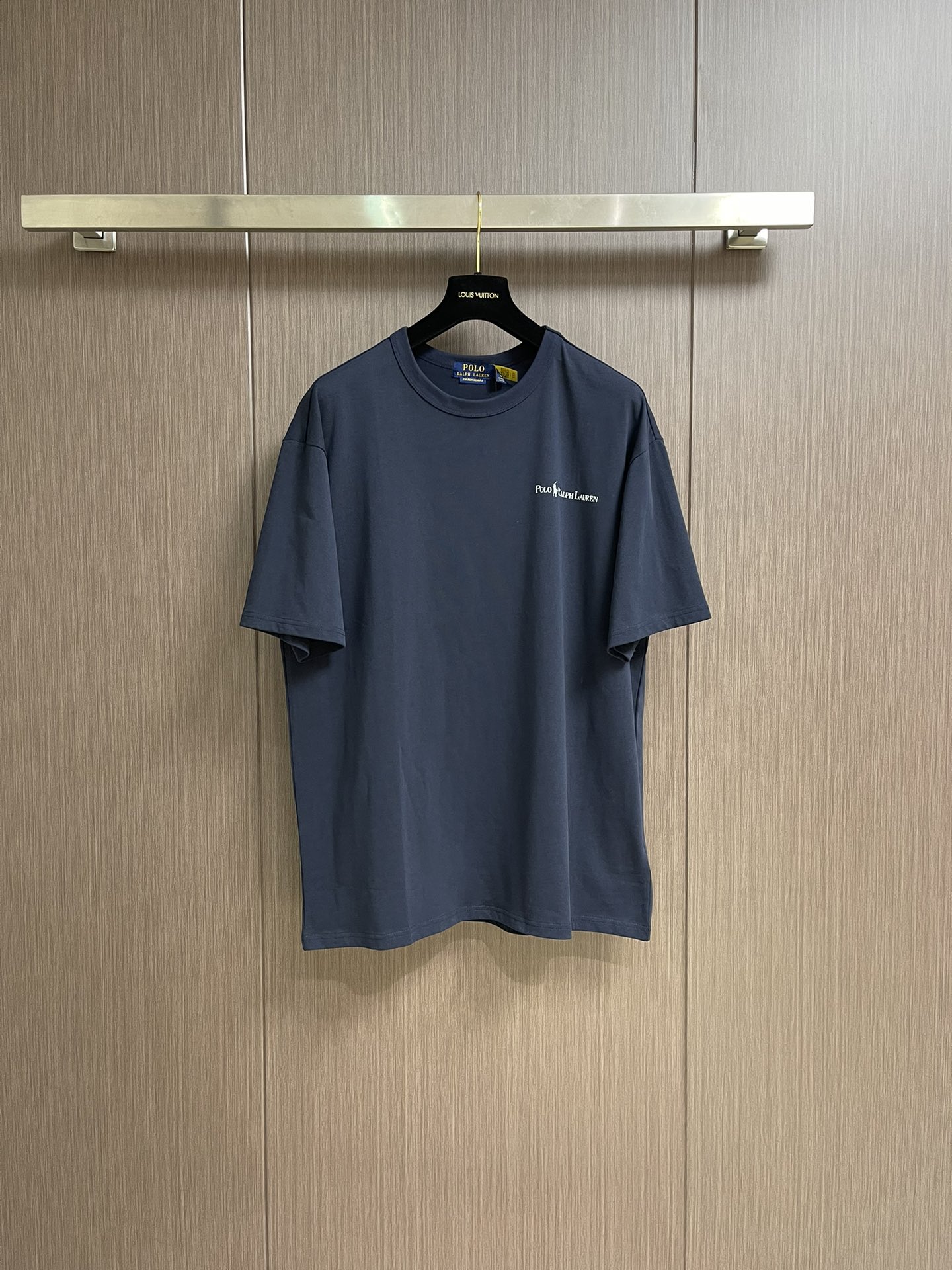 NO:159710,Ralph Lauren 2025ss summer new simple basic logo round neck T-shirt, same style for men and women, 32 260g hydrophilic toning pure cotton fabric is comfortable and soft, breathable, and is mainly high-end, cost-effective, good quality, no need to say much! 多种颜色可选,这种无性别风格男生女生都可以尝试,分分钟雅痞的腔调.沉浸于你的一派悠然,复古中自有你的格调.自然、生动！  Highly recommended!  Size M-XXL, loro piana,tees,t-shirt,alexander wang19860909Ralph Lauren 拉夫 2025ss夏季新款简约基础logo圆领T恤 男女同款 32支260g亲水爽肤纯棉面料舒适柔软,透气性强,主打高端 性价比,好品质无需多说！多种颜色可选,这种无性别风格男生女生都可以尝试,分分钟雅痞的腔调.沉浸于你的一派悠然,复古中自有你的格调.自然、生动！强烈推荐！尺码M-XXL,,loro piana,tees，t-shirt,alexander wang,Men's clothing