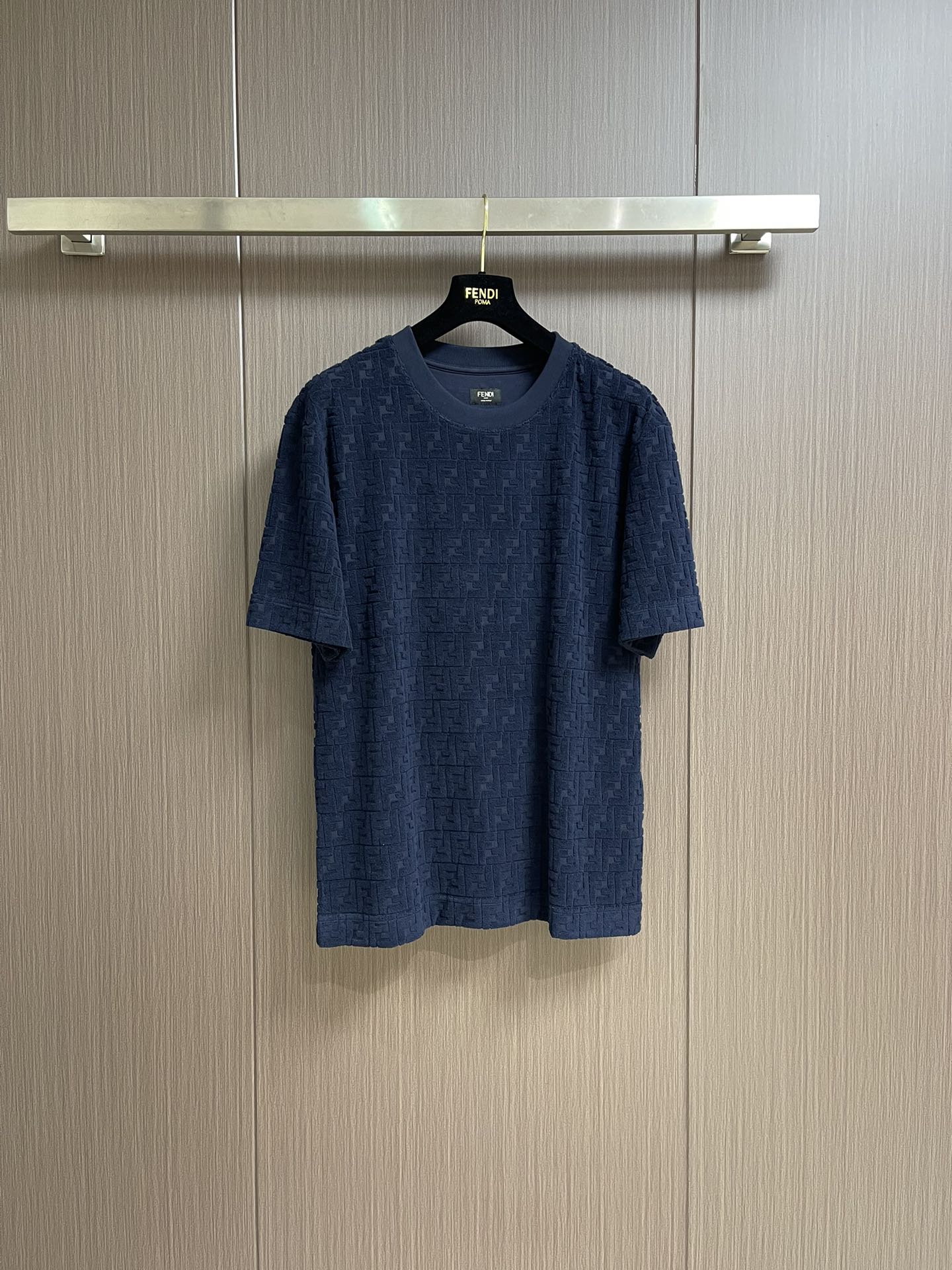 NO:159722,FENDI logo FF short-sleeved T-shirt, customized FF double woven FF jacquard velvet material, infrared positioning cutting bed, accurate positioning of the material through infrared transmitter and infrared receiver, the accuracy can reach the micron level, thus meeting the effect of FF positioning and high-precision cutting. The embossed process forms a concave and convex and convex FF texture with concave and convex texture, more three-dimensional feel, more excellent in the hand, the overall line is straight and delicate, the fabric is comfortable and soft, and the color is consistent and there is no color difference. It can be matched with the same style to create a fashionable look, and can handle various occasions, customize auxiliary materials, complete three standards, the same style for men and women!  Size S-XL, fendi, T-shirt,tees, t-shirt,alexander wang19860909FENDI 标识FF凸纹短袖T恤,定制斐韵双织FF提花绒卫料 红外线定位裁床 通过红外发射器和红外接收器来实现对材料的精准定位 精度可达到微米级别 从而满足FF对位高精度裁剪的效果 凸纹工艺 通过物理结合化学方法形成凹凸有致的同色异调FF纹理 更具立体感手感更卓越,整体走线平直细腻,面料舒适柔软,颜色一致无色差 能与同款搭配营造时尚造型,驾驭各种场合,定制辅料,三标齐全,男女同款！尺码S-XL,,fendi,T-shirt,tees，t-shirt,alexander wang,Men's clothing