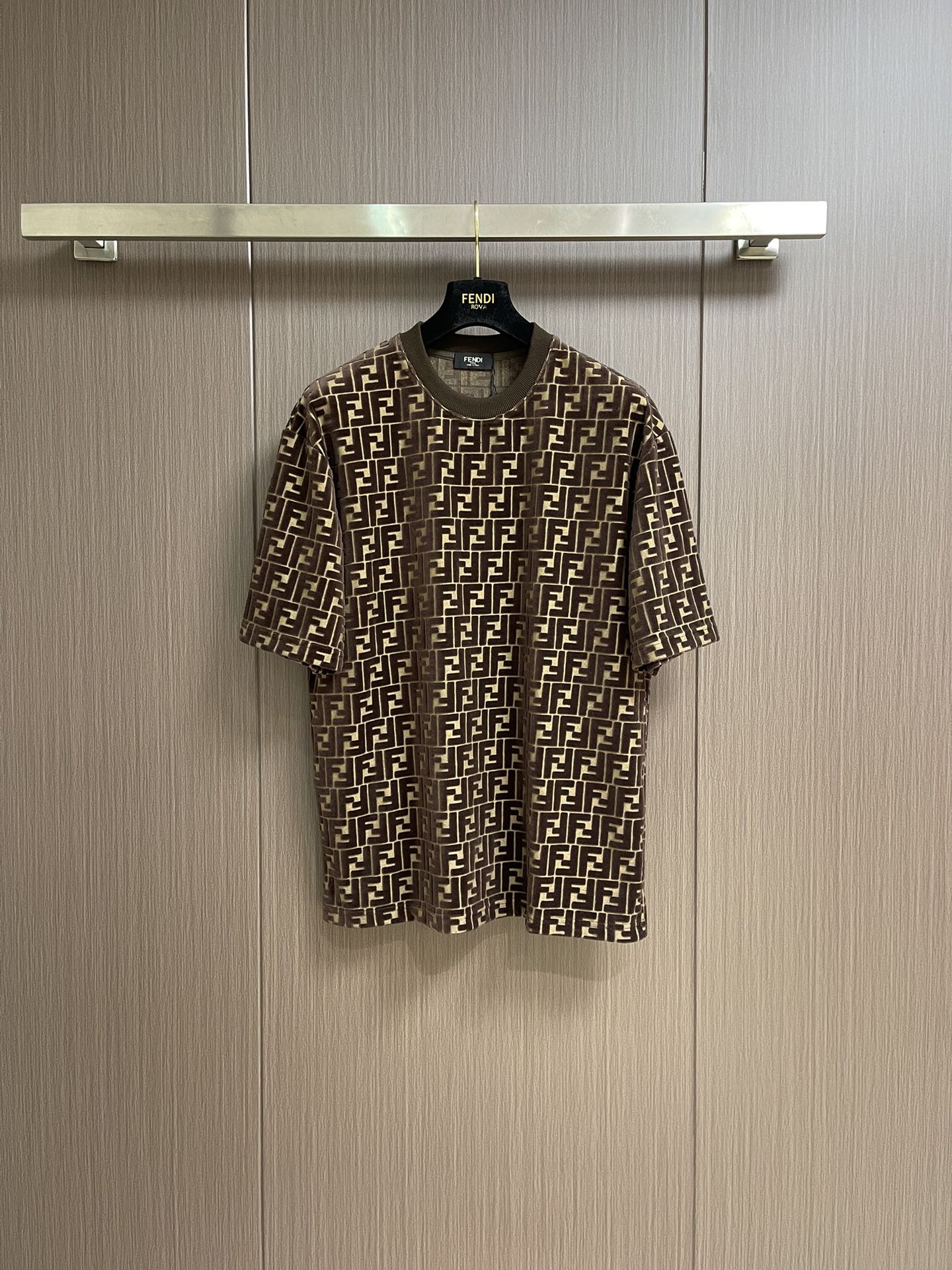 NO:159721,Fendi 2025ss Spring and Summer New Flocking Pure Cotton Jacquard Casual T-shirt, Customized 280g of the same-cage fabric.  Details original model opening.  The front and back logos are flawless.  High-end flocking fabric.  Comfortable feel.  The same style as men and women.  Size S-XL, fendi,tees,t-shirt,alexander wang19860909fendi 2025ss春夏新款植绒纯棉提花休闲T恤,定制280克同缸面料．细节原版开模．前后logo完美无瑕．采用高端植绒面料．手感舒适．男女同款．尺码S-XL,,fendi,tees，t-shirt,alexander wang,Men's clothing