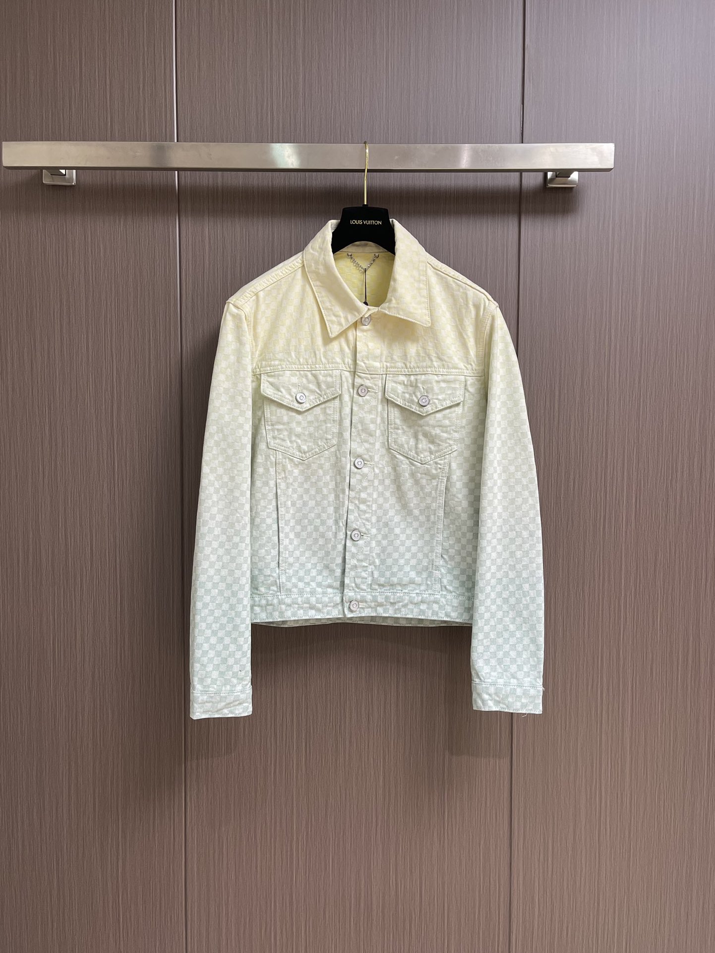 NO:418713,LV 2025SSDAMIER Gradient denim jacket, this denim makes the Damier jacquard pattern look elegant and refreshing, blowing a fresh summer atmosphere. Behind the nubonic Damier label, pearlescent metal buttons show Dandy style, and can create avant-garde style with the same style. Size 44-46-48-50-52,,louis vuitton,jackets & coats,alexander wang19860909LV 2025SSDAMIER 渐变牛仔外套,本款牛仔令Damier提花织纹呈现淡雅渐变,吹拂清新夏日气息.正绒面革Damier标签栖身背后,珠光金属纽扣彰显丹迪风尚,可与同款共筑前卫造型.尺码44-46-48-50-52,,louis vuitton,jackets & coats,alexander wang,Men's clothing