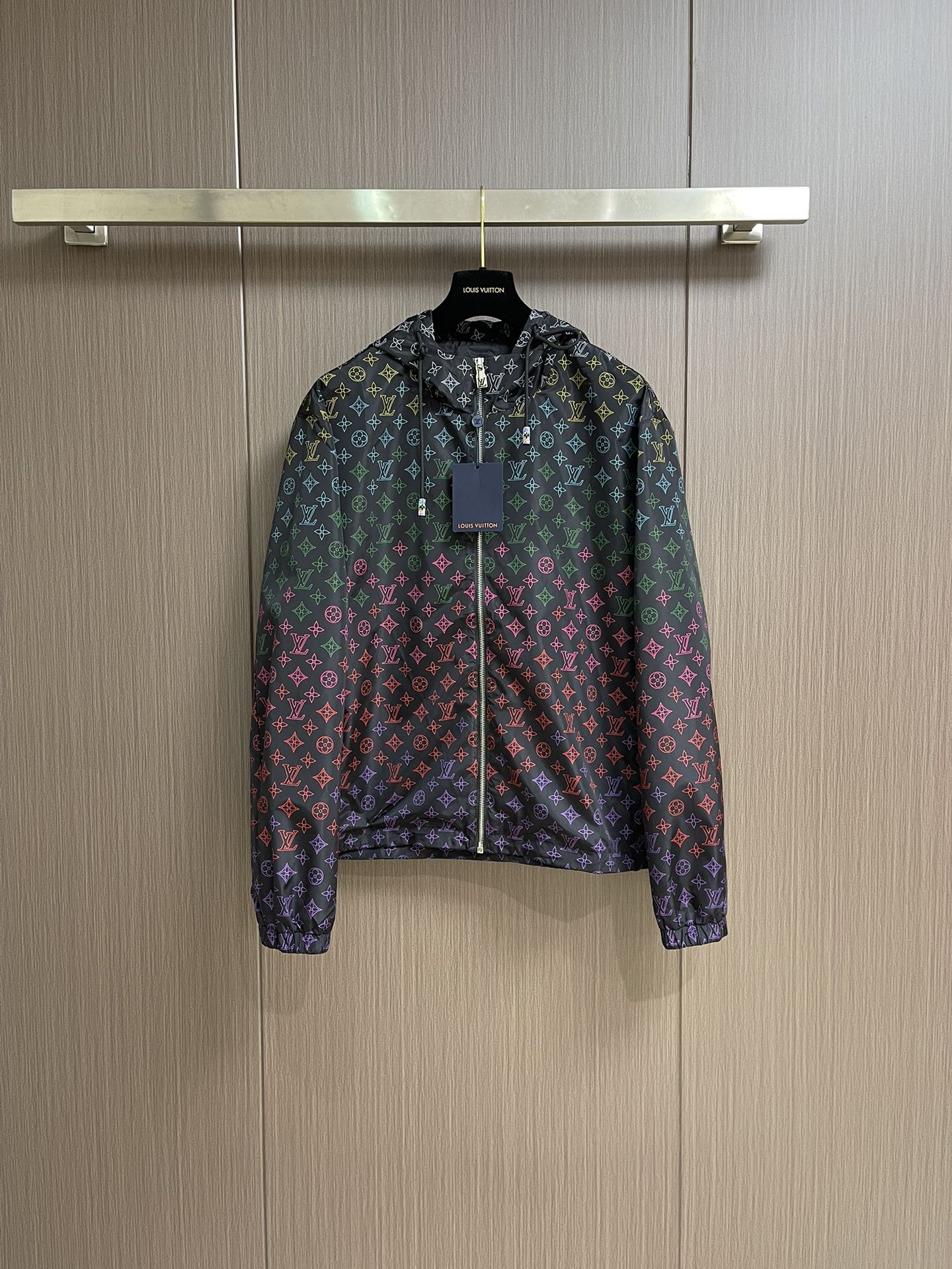 NO:159712,LV 2025ss new hooded windproof jacket, lightweight technology fabric, rendering a subtle gradient effect for the full Monogram print, which can easily control seasonal changes. The drawstring ends are pavéed with bright rhinestones, creating a visual focus with jewelry-like Monogram flowers. Size S-XL,,louis vuitton, jackets & coats,hats,alexander wang19860909LV 2025ss新款连帽防风夹克,选用轻盈科技面料,为全幅Monogram 印花渲染微妙渐变效果,可轻松驾驭季节变迁.抽绳端头密镶璀璨莱茵石,与宛若珠宝的 Monogram花卉共筑视觉焦点.尺码S-XL,,louis vuitton,jackets & coats,hats,alexander wang,Men's clothing