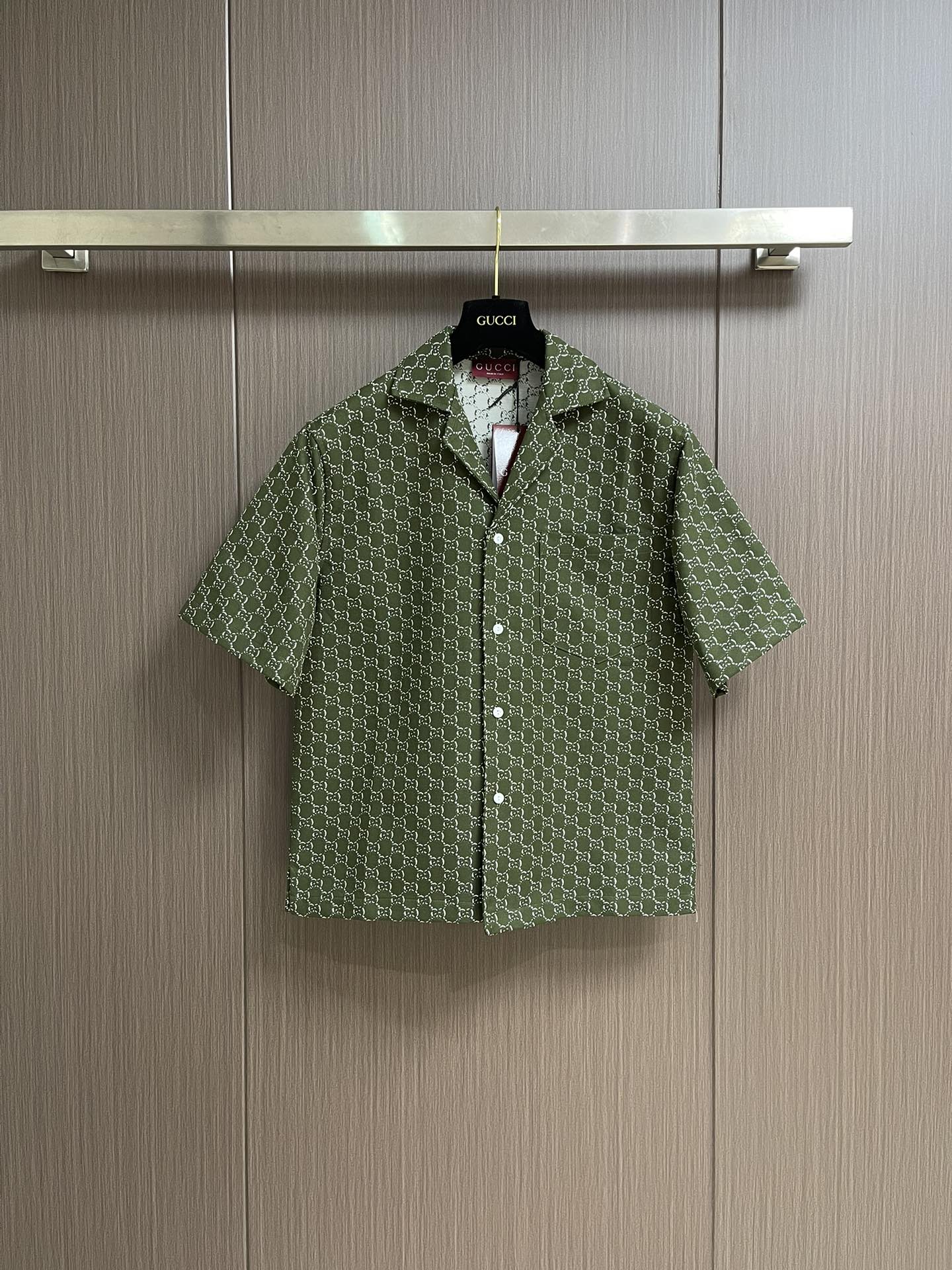 NO:159708,GUCCI 2025 new Lido series full-print short-sleeved shirts. As part of the Lido series, this item draws inspiration from the Italian coast's summer style and beach club. This regular short-sleeved sleeve is crafted in grey and white twill mulberry silk, with a full embellishment of light and shadow effect prints. Size S-XL, gucci,shirts, T-shirt, alexander wang19860909GUCCI 2025新款Lido系列满印短袖衬衫,作为 Lido系列的一部分,这件单品从意大利海岸的夏日风情和海滩俱乐部汲取灵感.这款常规版型短袖以灰色和白色斜纹桑蚕丝匠心打造,通体缀饰光影效果印花.尺码S-XL,,gucci,shirts,T-shirt,alexander wang,Men's clothing