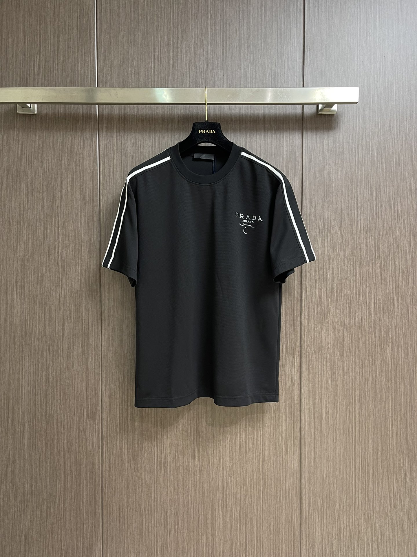 NO:418721,The complete set of Prada contrasting short-sleeved T-shirt shorts set, double-shoulder integrated knitted brand webbing decoration, the design is eye-catching and unique, delicate and exquisite, generous and fashionable, the fabric is 270 grams of heavy long velvet cotton, soft and comfortable texture, delicate and smooth skin, same style for men and women, complete three standards, and will not deform after washing for a long time. Size M-3XL,,prada, shorts, T-shirt,tees, t-shirt,alexander wang19860909整套 prada 撞色短袖T恤短裤套装,双肩一体针织品牌织带装饰,设计亮眼独特,细致精巧,大方而时尚,面料取用270高克重长绒棉,质地柔软舒适,肤感细腻爽滑,男女同款,三标齐全,久洗不变形.尺码M-3XL,,prada,shorts,T-shirt,tees，t-shirt,alexander wang,Men's clothing