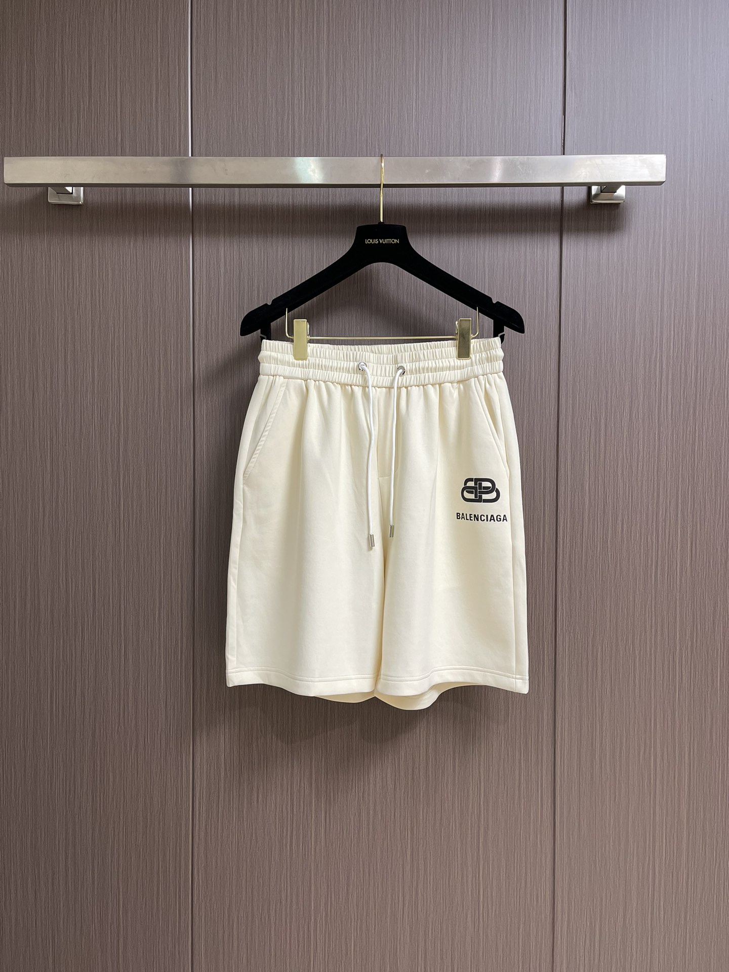 NO:418730,Balenciaga interlock printed sports shorts, using customized cotton terry fabric, weighing 360g, the fabric is comfortable and skin-friendly, breathable and sweat-absorbing, the front is equipped with brand letter logo, the tape hot picture is customized with imported materials, the size is the same as the original, the high temperature is 180 degrees hot press, the washing water fades slightly, presenting a retro effect, and it also increases the feel of the fabric and achieves a fixed pattern effect. It can be matched with multiple types of clothing to create a fashionable look, customized auxiliary materials, complete three standards, the same style for men and women!  Size M-3XL, balenciaga, shorts, alexander wang19860909balenciaga 互扣印花运动短裤,采用定制棉质毛圈面料,克重360g,面料舒适亲肤,透气吸汗,前幅带有品牌字母徽标,胶带烫图采用进口材料定做,尺寸都与原版一致,高温180度烫压,洗水轻微褪色,呈现出复古效果,同时也增加面料手感与做到固定版型效果,能与多类型服饰搭配营造时尚造型,定制辅料,三标齐全,男女同款！尺码M-3XL,,balenciaga,shorts,alexander wang,Men's clothing