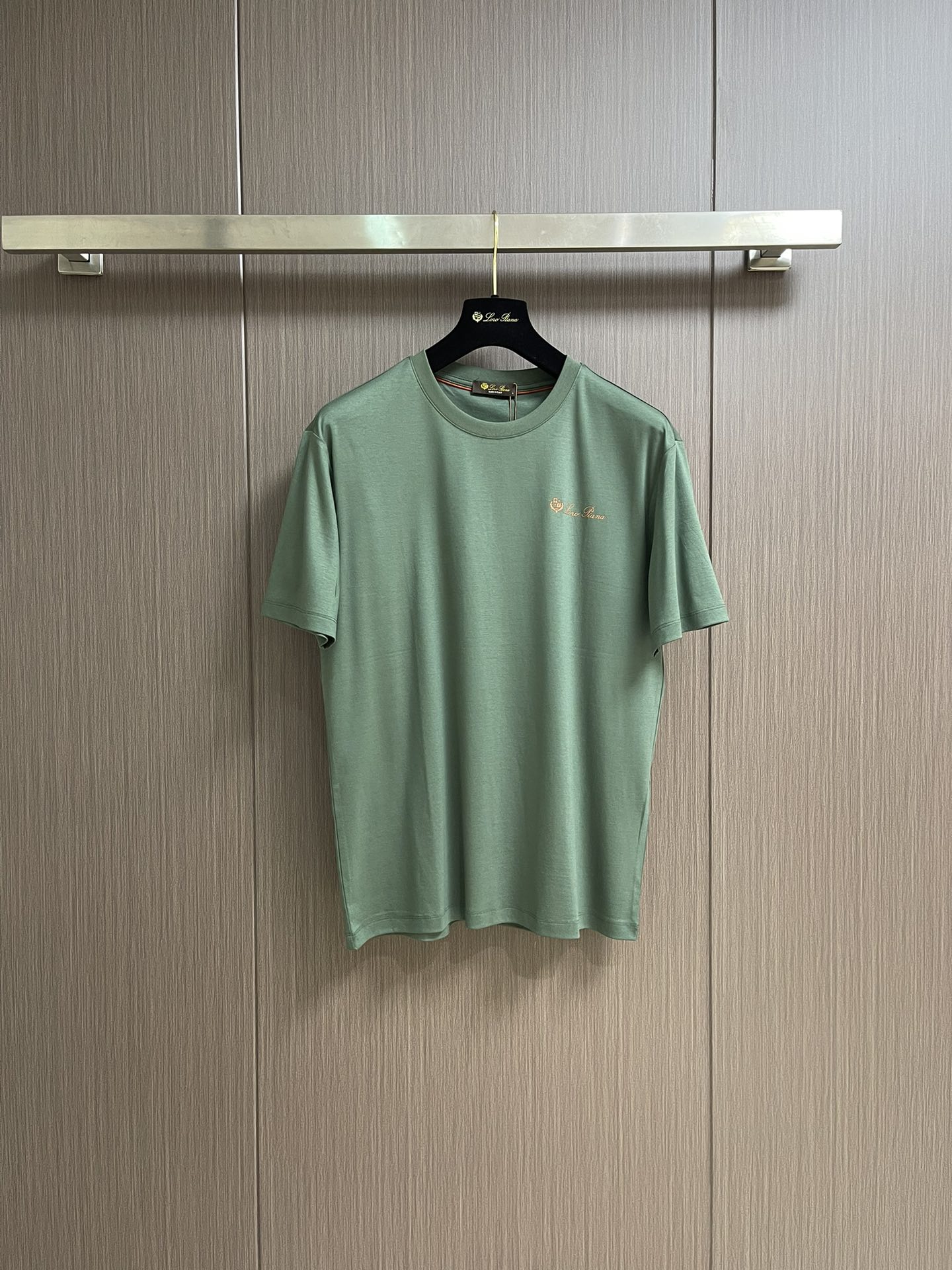 NO:415259,LP printed logo round neck short-sleeved T-shirt. The fabric is made of high-stretch long-length cotton. The upper body is silky, breathable and has a good gloss. High-end and texture. The fabric is high. The guaranteed clever feels. Orders for full-quality quality. Highly recommended in spring and summer. Sizes M-3XL, loro piano, T-shirt,tees, t-shirt,alexander wang.19860909LP 印花Logo标识圆领短袖T恤 面料采用高支长绒棉材质 上身丝滑 透气 又有很好的光泽感 高档而显质感 面料的支数高 保证的衣服挺括感 全品相的订单 春夏强烈推荐.尺码M-3XL,,loro piana,T-shirt,tees，t-shirt,alexander wang,Men's clothing