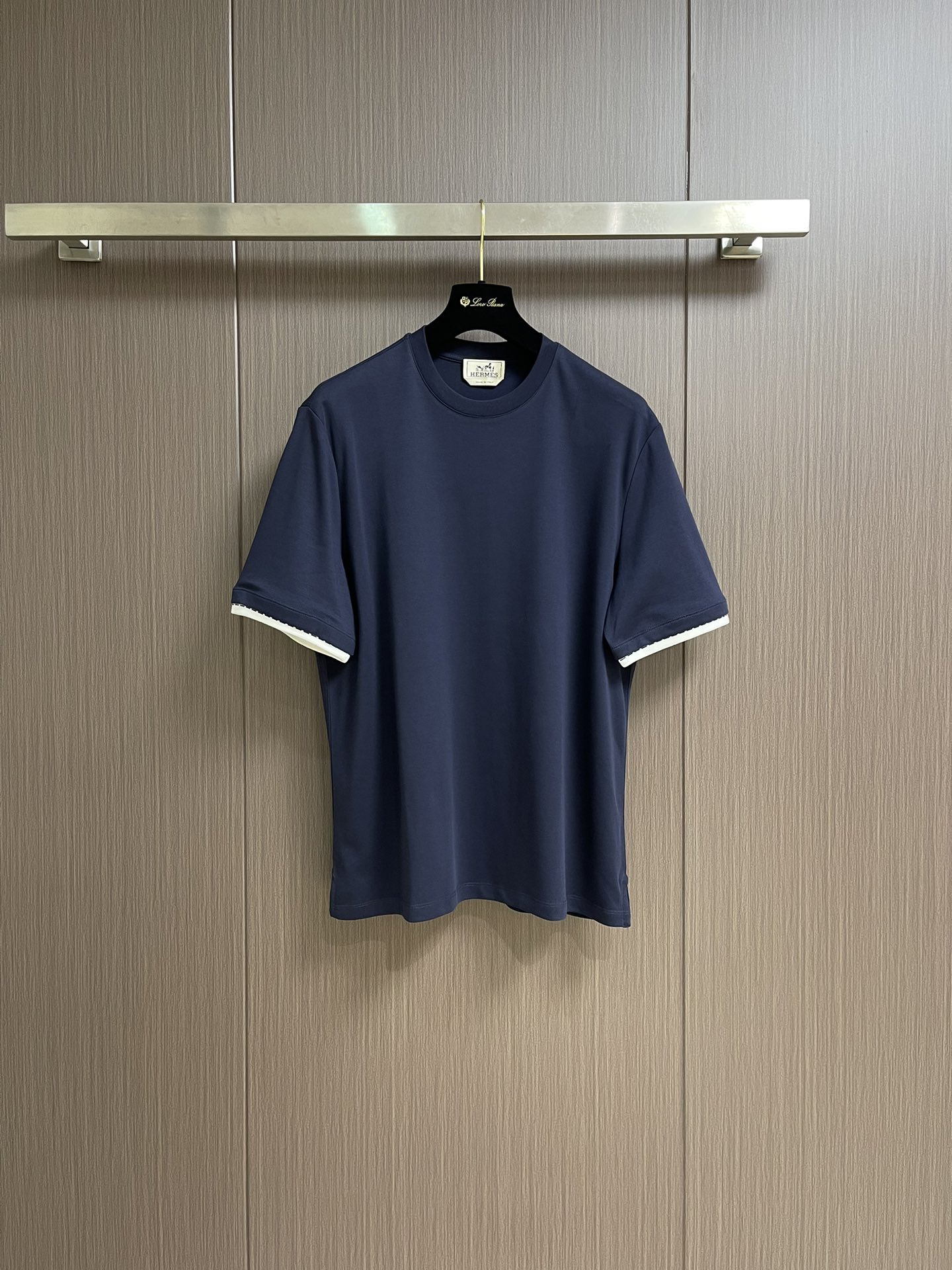 NO:422093,Hermes 2025ss spring and summer new elastic round neck T-shirt, men's fashionable contrasting color short-sleeved T-shirt!  In summer, you want to wear it to reduce age and show vitality. A classic and endless basic shirt is a must-have versatile product for men in summer. Whether you are in business office or in casual travel, it can switch to various styles and perfect occasions and figures for you as you wish!  ,It is very cool and comfortable to wear in summer, the fabric feels smooth and comfortable, light and breathable, the upper body is cool and pleasant, and it will not feel stuffy at all. It is extremely skin-friendly and the workmanship and wiring details are exquisite and perfect. It is the first choice for men's high-end size S-XL,, hermes, hermes, T-shirt, tees, t-shirt, alexander wang19860909hermes 爱马仕2025ss春夏新款弹力圆领T恤,男士时尚撞色短袖T恤！夏季想要穿得减龄又显活力,经典且百穿不厌的基础衫,男士夏日必备的百搭神品,无论你是商务办公还是休闲出行,它都能随心所欲的为你切换各种风格完美不挑场合与身形！,夏天穿非常凉快舒服面料触感爽滑舒适,轻薄透气,上身凉爽宜人,一点都不会觉得闷热,极致亲肤的穿着,做工与走线细节更是精湛到完美至极,男士高端首选 尺码S-XL,,hermes,hermes,T-shirt,tees，t-shirt,alexander wang,Men's clothing