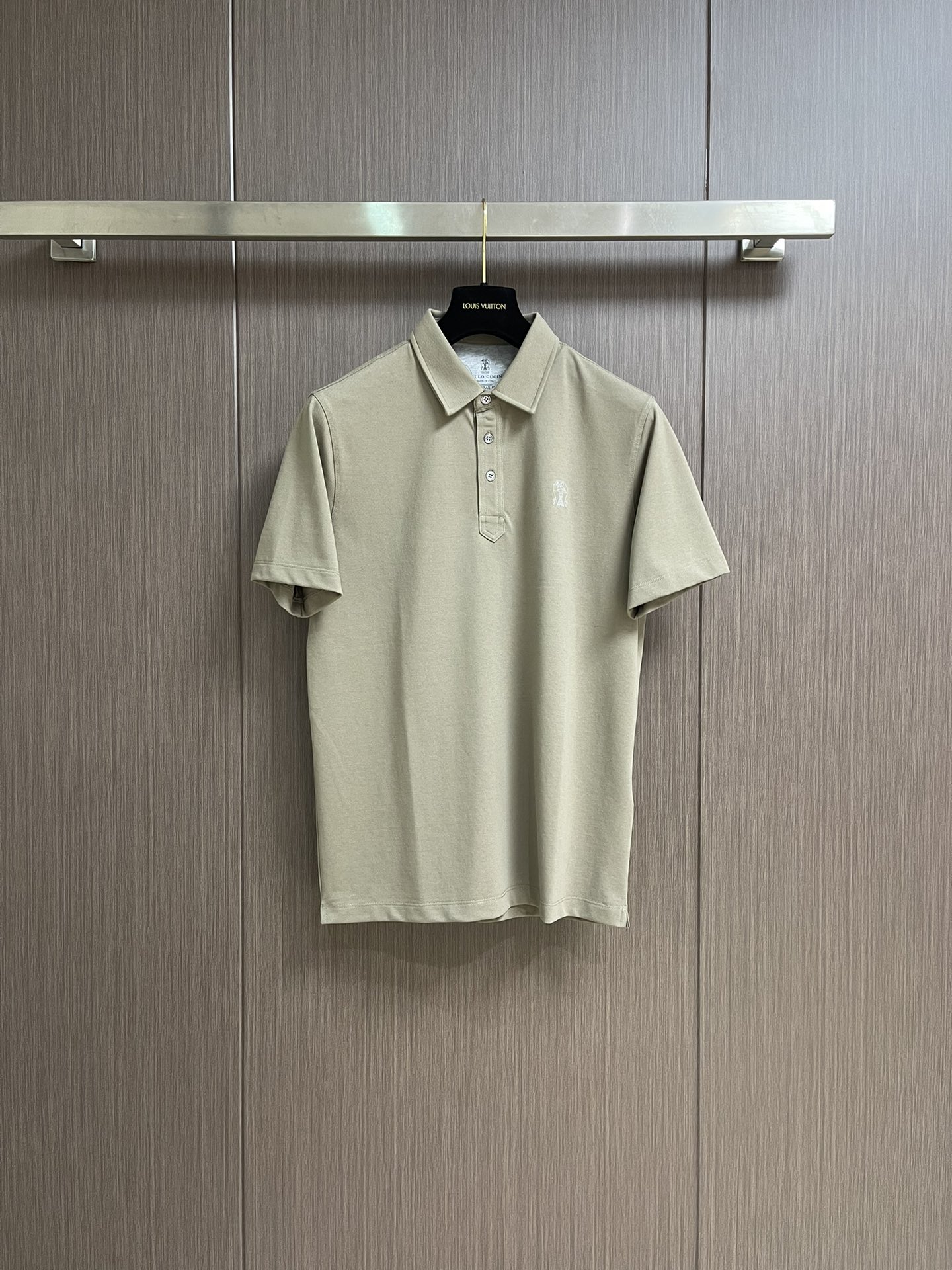 NO:415274,Brunello Cucinelli Italian clothing luxury brand 2025SS spring and summer new product, chest logo embroidery POLO shirt. The imported mercerated hexagonal beads cotton in Wakayama Prefecture, Japan is not only a false name. Round knitting machine hexagonal beads, with larger beads and more stable and breathable structure. BC exquisite edge-covered patch embroidery, contrasting color jacquard mercerated flat collar and cuffs, wash casually without deformation. Size M-3XL, brunello cucinelli, alexander wang19860909Brunello Cucinelli 意大利服装奢侈品牌 2025SS春夏新品,胸前logo刺绣POLO衫.日本和歌山县进口丝光六角珠迪棉,绝不只虚名.圆编针织机六角珠迪,珠更大,结构稳定更透气.BC精致包边贴布刺绣 , 撞色提花的丝光扁机领和袖口,随便洗涤不变形.尺码M-3XL,,brunello cucinelli,alexander wang,Men's clothing