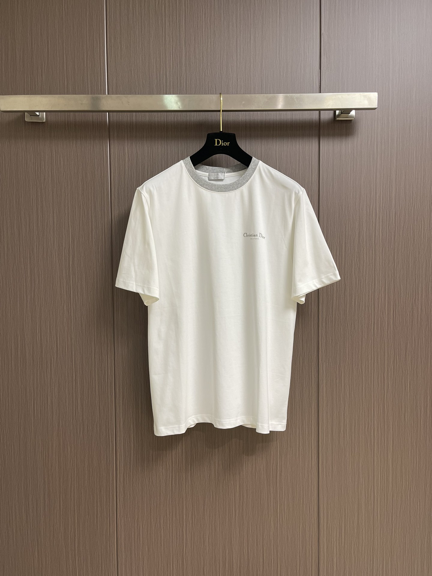 NO:418738,DIOR contrast collar logo printed short-sleeved T-shirt, using 270g wash cotton, 36 double yarns are stable, the fabric is comfortable and soft, skin-friendly and breathable, tight and thick feel, four-line dense edges, double-line collar edges, double-needle chain bottom edges, embellished with brand letter logo prints, fine workmanship, overall line is straight and delicate, the fabric is comfortable and soft, the color is consistent and there is no color difference. It can be matched with the same style to create a fashionable look, control various occasions, customized auxiliary materials, complete three standards, the same style for men and women!  Size XS-L,dior,T-shirt,tees,t-shirt,alexander wang19860909DIOR 撞色领logo印花短袖T恤,采用270g洗水棉,36支双纱平稳,面料舒适柔软,亲肤透气,紧密挺厚手感,四线密边,双线领山边,双针锁链底包边包线,饰以品牌字母标识印花点缀,做工精细,整体走线平直细腻,面料舒适柔软,颜色一致无色差 能与同款搭配营造时尚造型,驾驭各种场合,定制辅料,三标齐全,男女同款！尺码XS-L,,dior,T-shirt,tees，t-shirt,alexander wang,Men's clothing