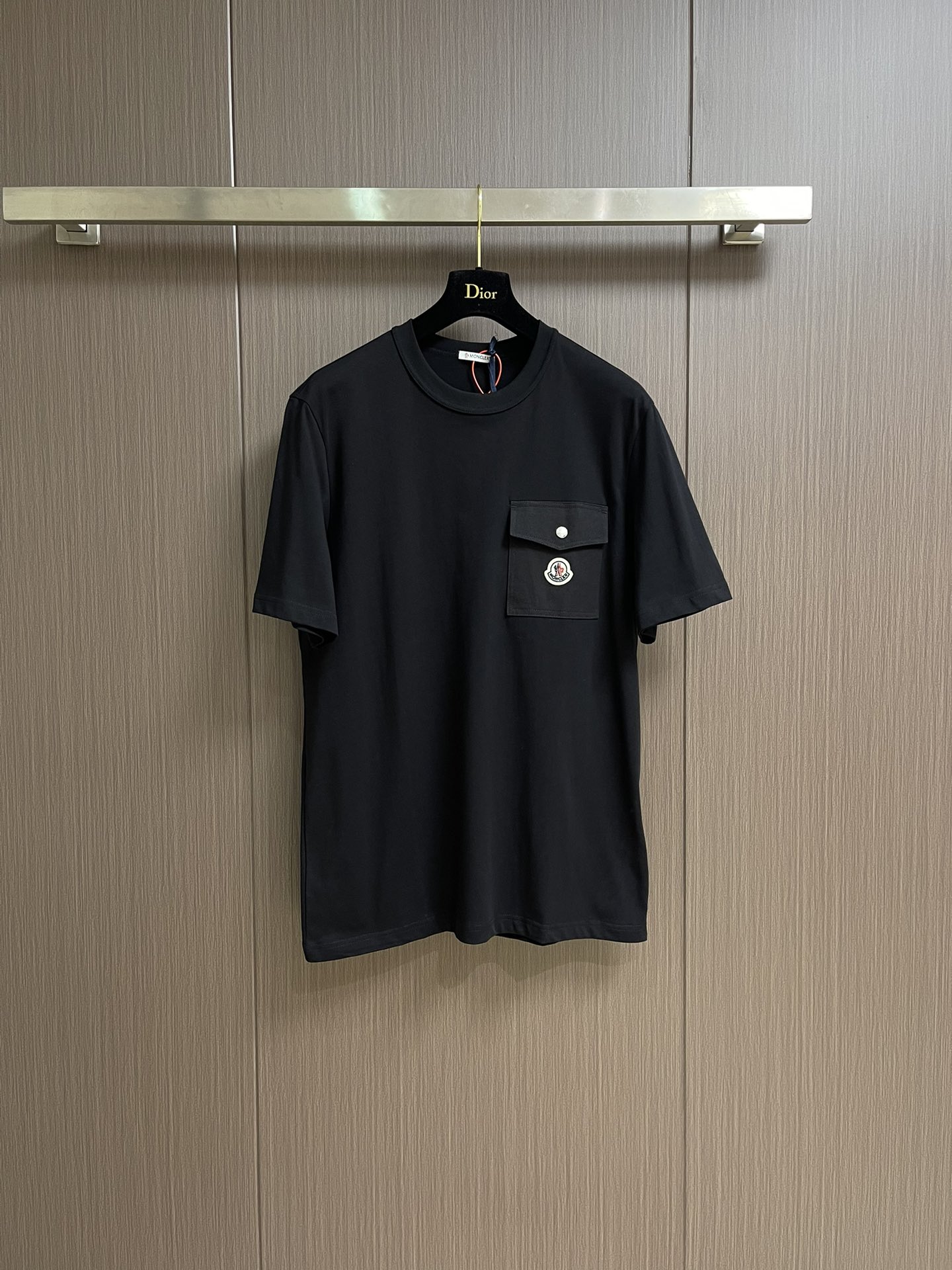 NO:425895,Moncler logo pocket short-sleeved T-shirt, custom water-rhyme Moore plain weave brocade, pure black tone, setting a versatile tone, the chest pocket becomes the visual focus, the iconic Moncler logo embroidery embroidery on it, just like the finishing touch, adding brand recognition, adding a touch of agility and layering, the overall line is straight and delicate, the fabric is comfortable and soft, the color is consistent and there is no color difference, it can be matched with the same style to create a fashionable look, control various occasions, customize auxiliary materials, complete three standards, the same style for men and women!  Size S-XL, T-shirt,tees,t-shirt,alexander wang19860909Moncler 标识口袋短袖T恤,定制水韵摩尔平纹织锦 纯黑基调 奠定百搭基调 胸前口袋成为视觉焦点标志性Moncler标识绣标点缀其上 恰似点睛之笔 增添品牌辨识度 增添一抹灵动与层次,整体走线平直细腻,面料舒适柔软,颜色一致无色差 能与同款搭配营造时尚造型,驾驭各种场合,定制辅料,三标齐全,男女同款！尺码S-XL,,T-shirt,tees，t-shirt,alexander wang,Men's clothing