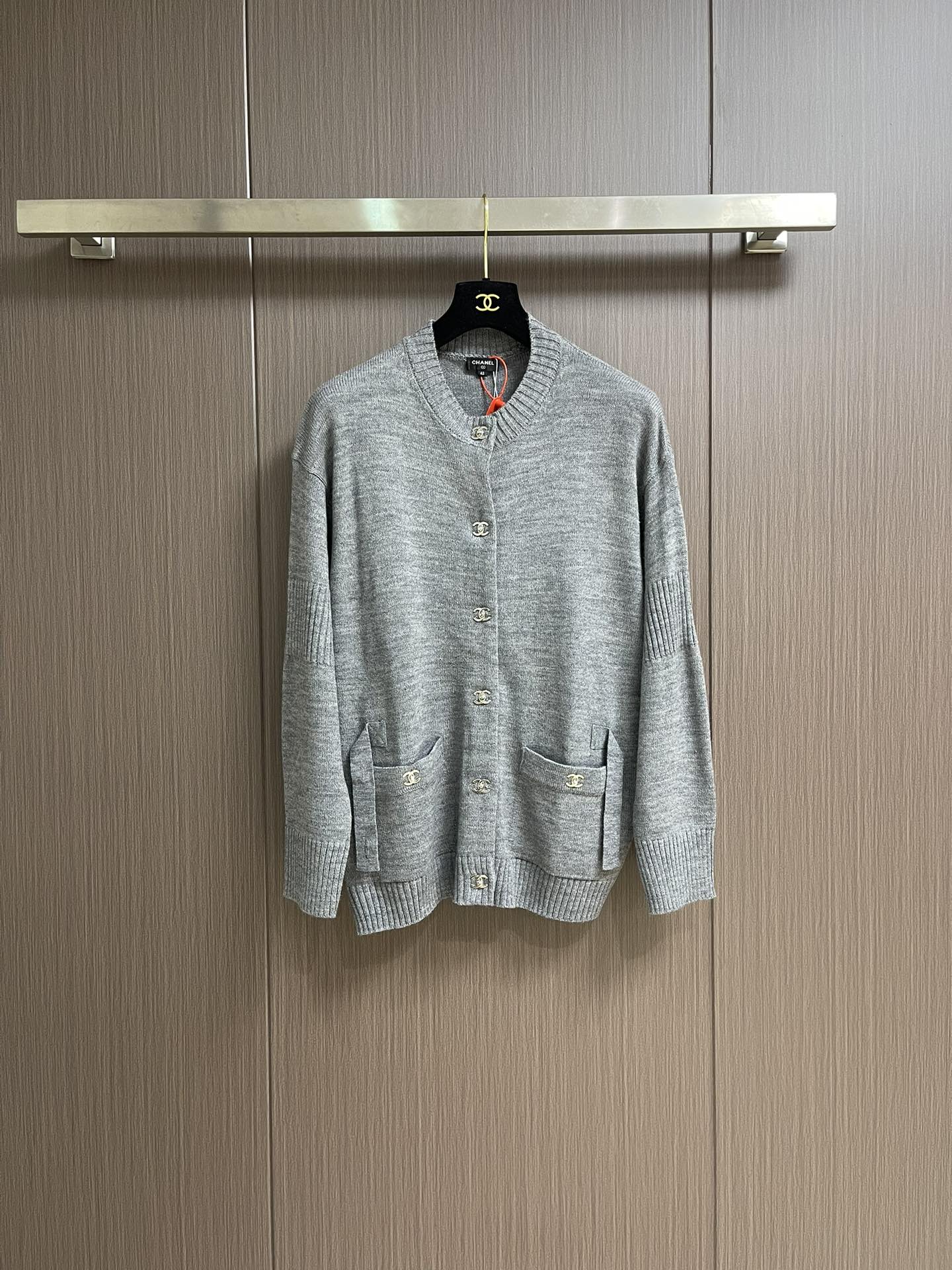 NO:538717,CHANEL schoolbag buckle knitted cardigan, custom cashmere damask blended material, using three-dimensional seam stitching. It makes the clothes appear more three-dimensional and fit the body by using specific sewing methods at the joints. Artificial special machine needle and nail pin are used to accurately start needle at the starting point of the nail buckle. High-quality needle and special sewing machine are used. Sew along the preset path. Keep the strength evenly. Ensure the beautiful seam. The overall thread is straight and delicate, the fabric is comfortable and soft, and the color is consistent and there is no color difference. It can be matched with the same style to create a fashionable look. It can be customized for various occasions, custom auxiliary materials, complete three standards, the same style for men and women!  Size 40-42-44-46 S-XL, chanel,alexander wang19860909CHANEL 书包扣针织开衫,定制羊绒锦缎混纺料 采用接缝立体缝线 它通过在接缝处使用特定的缝纫方法 使衣物呈现出更加立体和贴合身体的效果 人工专机起针打钉 在钉扣起始点精确起针 采用高质量的针线和专用缝纫机 沿预设路径 匀速缝纫 保持力度均匀 确保缝线美观 整体走线平直细腻,面料舒适柔软,颜色一致无色差 能与同款搭配营造时尚造型,驾驭各种场合,定制辅料,三标齐全,男女同款！尺码40-42-44-46 S-XL,,chanel,alexander wang,Men's clothing