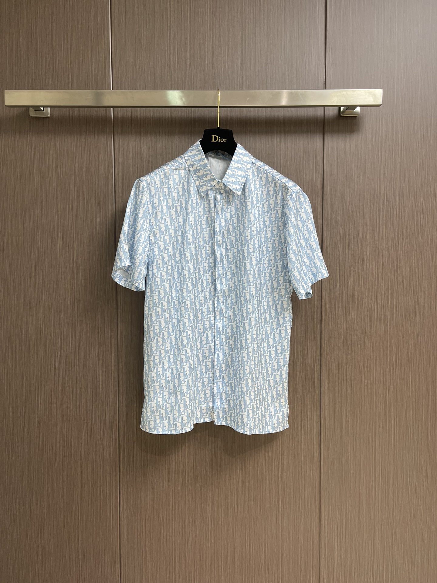 NO:415299,The whole set is not sold. Dior 2025ss Spring and Summer New Silk Twill Fabric Stripes and Oblique Printed Short Sleeve Shirt Shorts Set, this highlights the classic Oblique print. It is carefully crafted with silk twill fabric and decorated with stripes, paired with a comfortable and casual fit and straight bottom edge. It can be matched with the matching to make the look more refined. Size 39-40-41-42,,dior, shorts,shirts,T-shirt,alexander wang19860909整套 不拆卖 Dior 2025ss春夏新款丝绸斜纹面料条纹和Oblique 印花短袖衬衫短裤套装,这款突显经典的 Oblique 印花.采用丝绸斜纹面料精心制作,饰以条纹,搭配舒适休闲的版型和直筒底边.可与配套的搭配,令造型更加精致.尺码39-40-41-42,,dior,shorts,shirts,T-shirt,alexander wang,Men's clothing