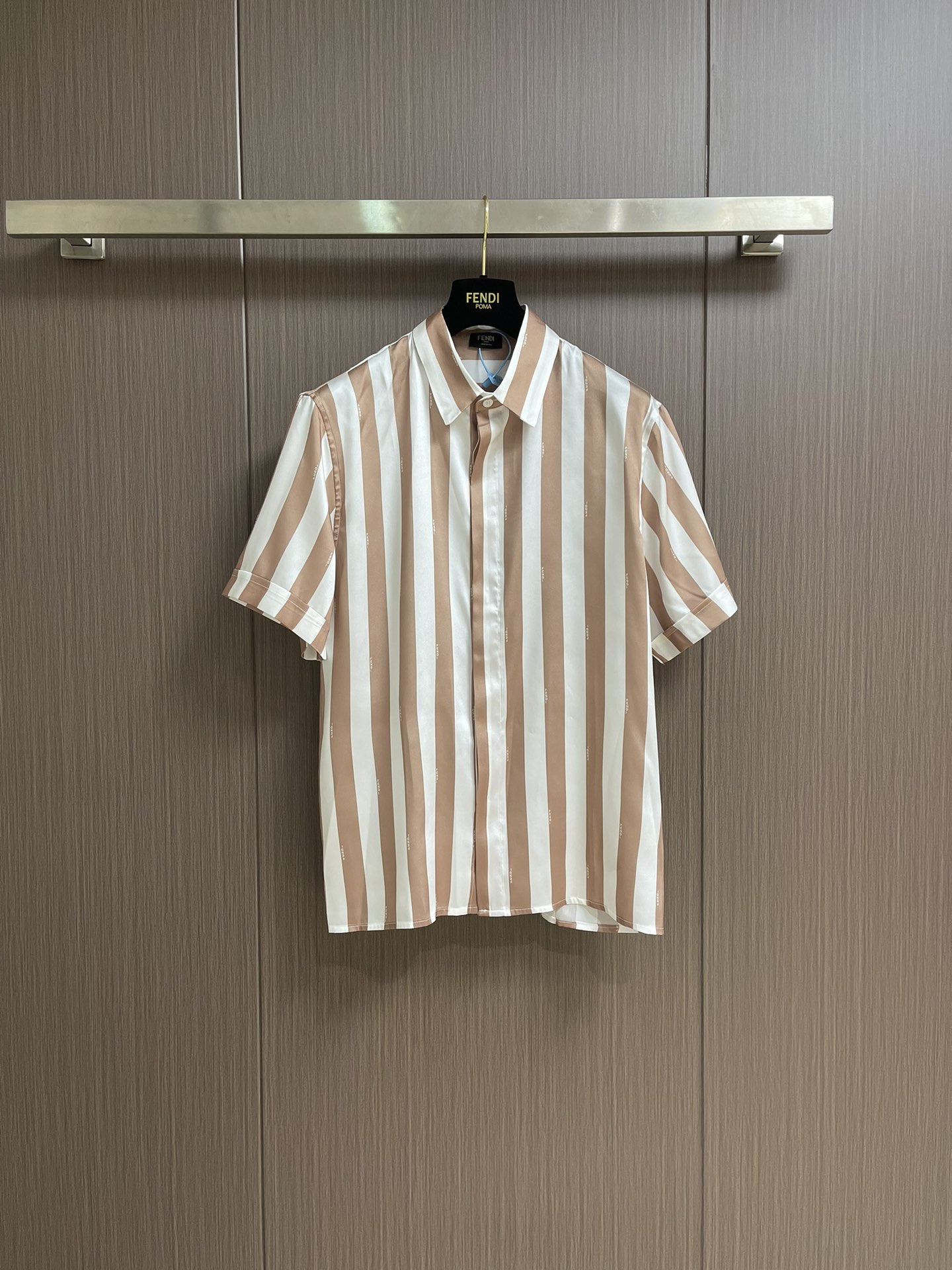 NO:162320,Top shorts fendi 2025SS summer new vertical striped short-sleeved shirt shorts suit, beige Pequin mulberry silk shirt, Italian fashion neck shortsleeved shirt. Standard tailoring style. Concealed buckle closure. White and beige iconic Pequin striped pattern mulberry silk material. Size S-XL, fendi, shorts, shirts, T-shirt, alexander wang19860909上衣 短裤 fendi 2025SS夏季新款竖条纹短袖衬衫短裤套装,米色Pequin桑蚕丝衬衫,意大利时尚领短袖衬衫.标准剪裁款式.暗扣开合.白色和米色标志性Pequin条纹图案桑蚕丝材质.尺码S-XL,,fendi,shorts,shirts,T-shirt,alexander wang,Men's clothing