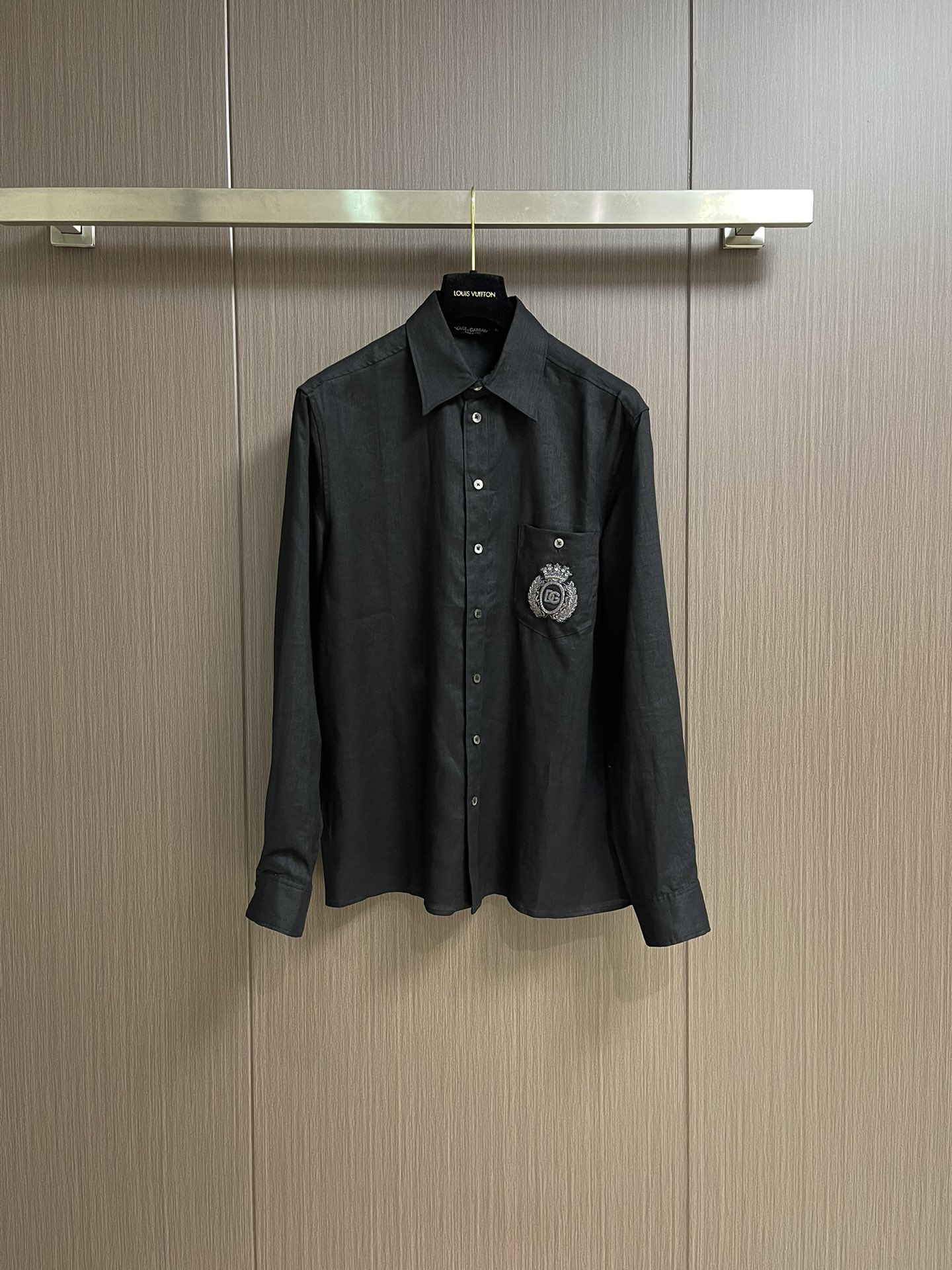 NO:418705,DG DolceGabbana 2025 spring and summer new heraldic linen long-sleeved shirt, golden silk embroidered beaded velvet splicing on the chest, customized fabric, breathable and comfortable, impeccable details, delicate and soft feel!  Present casual cut, size 39-40-41-42, Dolce & Gabbana, Dolce & Gabbana, Shirts, alexander wang19860909DG DolceGabbana 杜嘉班纳 2025春夏新款纹章拼饰亚麻长袖衬衫,胸口金色丝刺绣串珠绒面拼接,定制面料 透气舒适度高,细节无可挑剔,手感细腻柔软！呈现休闲裁剪,尺码39-40-41-42,,Dolce&Gabbana,Dolce&Gabbana,shirts,alexander wang,Men's clothing