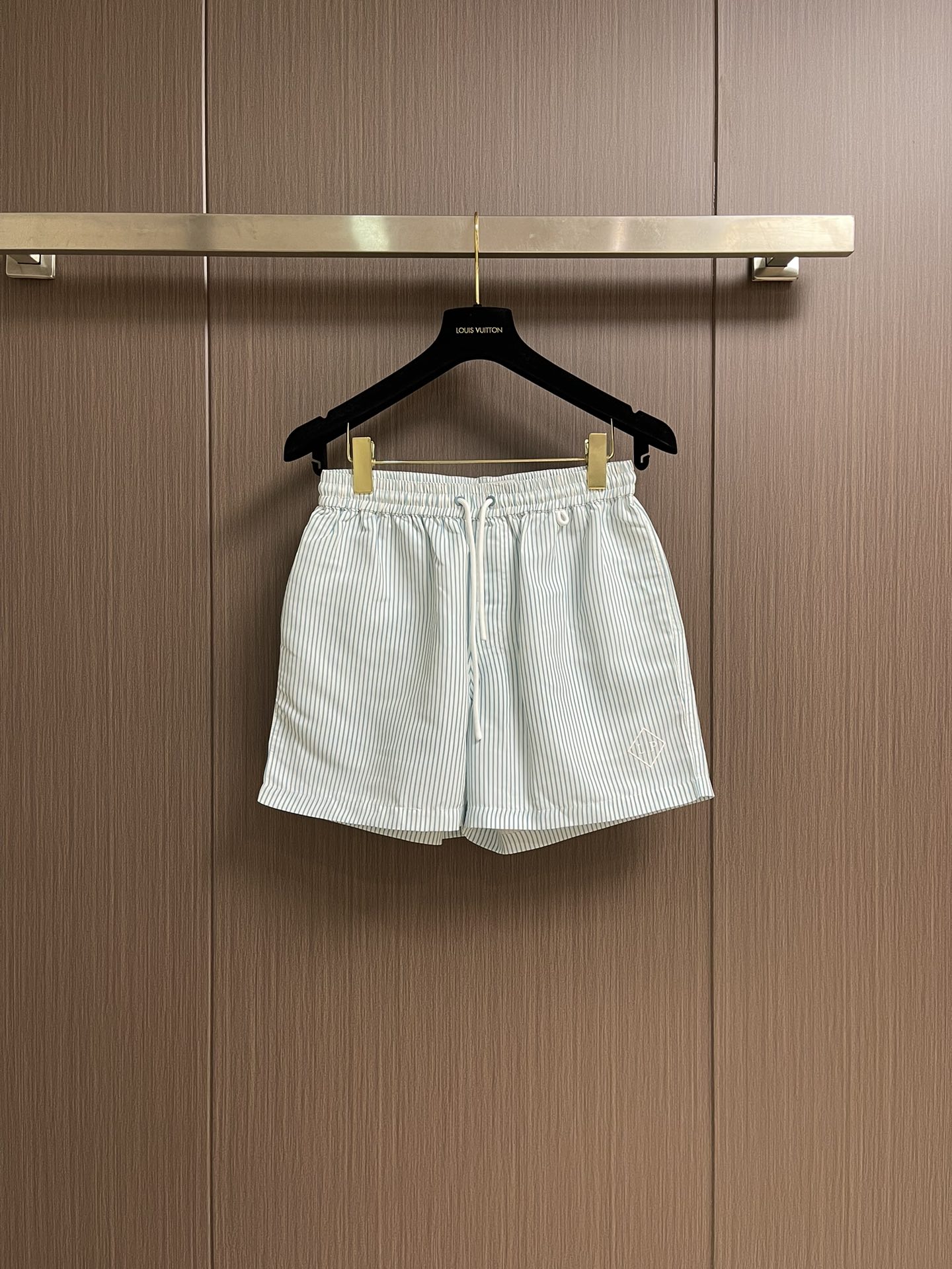 NO:162359,LP loro piana ss spring and summer new men's casual shorts, in the classic style of Daneu swimming shorts, add a touch of exquisite texture to relaxing beach time. The thoughtful design turns simple beach shorts into a distant and elegant story. The middle waist front side pocket, the back pocket is equipped with a flip and Velcro strap, an elastic waist head, with an adjustable drawstring, and the left trouser leg is decorated with rubber-treated Loro Piana letters; the rubber drawstring end is decorated with Loro Piana. Size S-XL, loro pigana, shorts, alexander wang19860909LP loro piana ss春夏新款男士休闲短裤,在经典版型的Daneu游泳短裤中,为轻松的海边时光增添了一丝精致质感.贴心的设计将简约的沙滩短裤变成遥远优雅的故事.中腰正面侧袋,后袋配有翻盖和魔术贴饰带,松紧腰头,配以可调节抽绳,左裤腿饰以橡胶处理Loro Piana字母标识；橡胶抽绳末端饰以Loro Piana字样.尺码S-XL,,loro piana,loro piana,shorts,alexander wang,Men's clothing