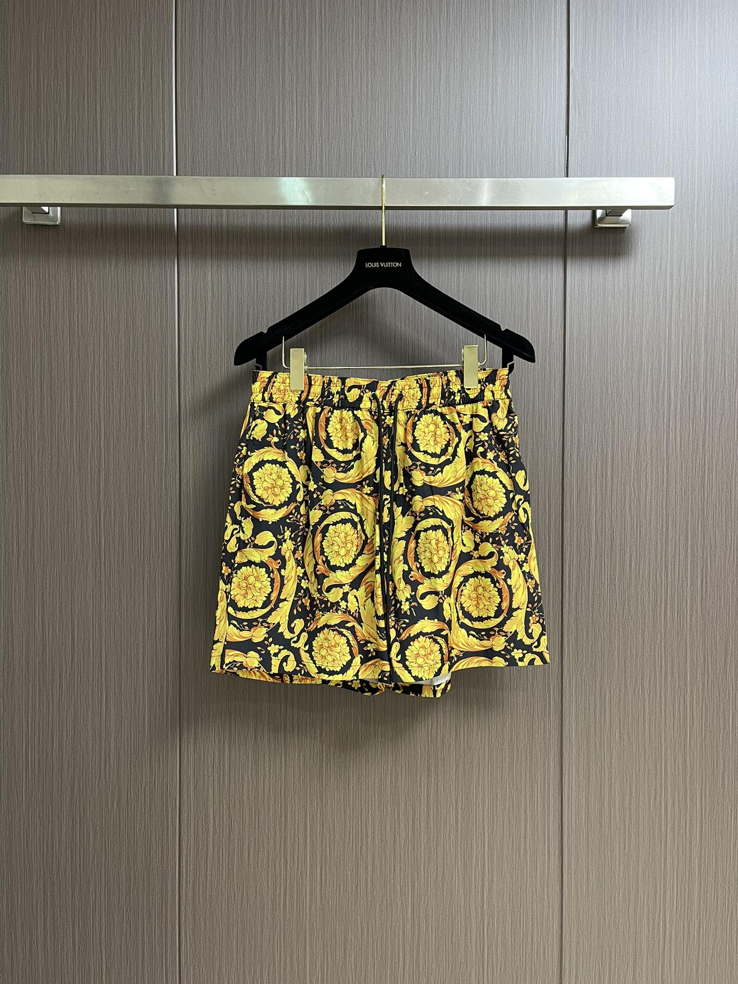 NO:418697,Versace Men's mid-length Barocco swimming trunk casual pants, this mid-length swim trunk is decorated with the iconic Barocco print and elastic drawstring waist. Gold Barocco print, adjustable drawstring. Size S-XL, versace, versace, alexander wang19860909versace范思哲 男士中长款Barocco泳裤休闲裤,此款中长款泳裤饰有标志性的Barocco印花和松紧抽绳腰边.Gold Barocco印花,可调节抽绳.尺码S-XL,,versace,versace,alexander wang,Men's clothing