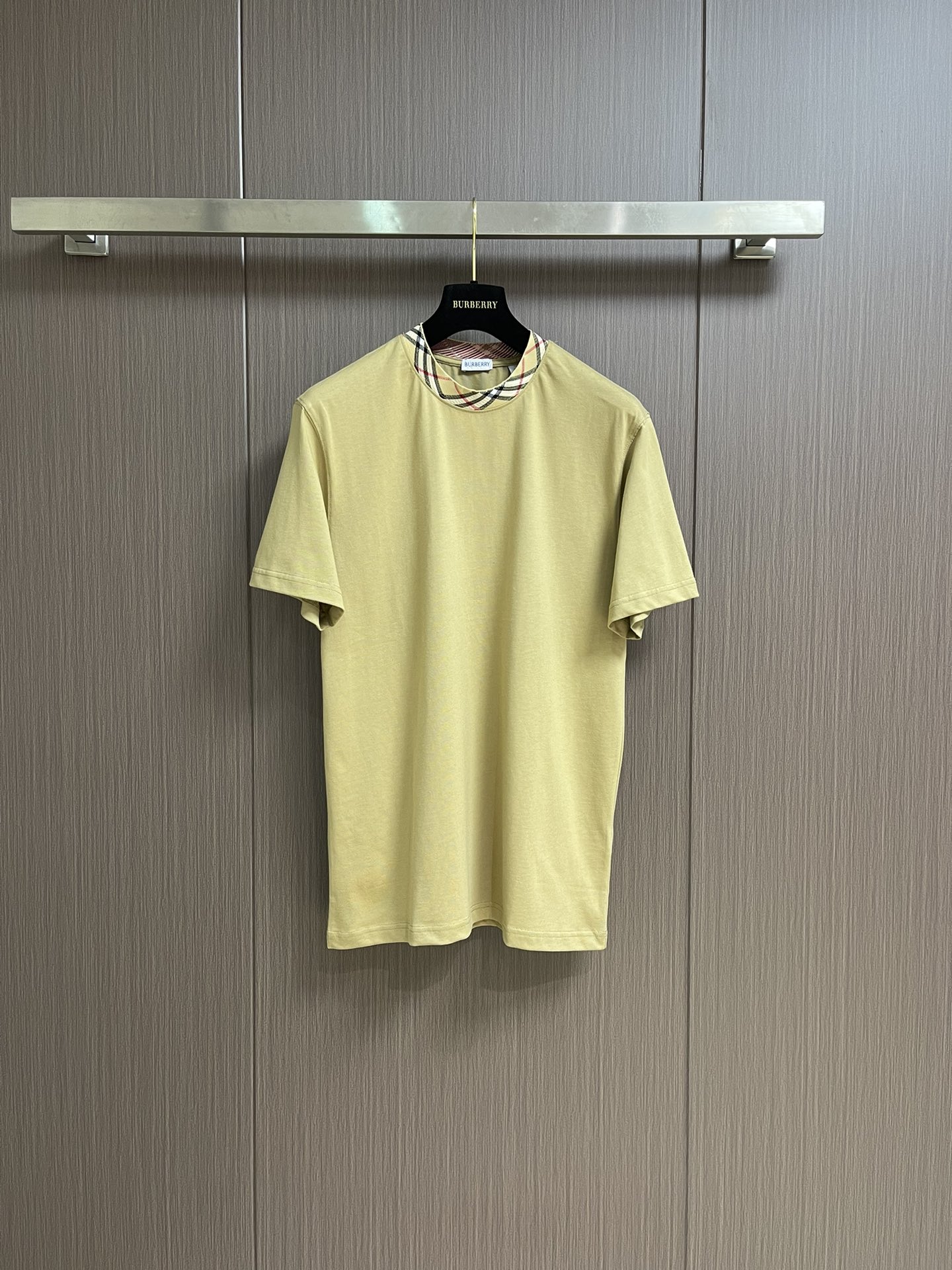 NO:415282,Burberry checked collar short-sleeved T-shirt, using 15S fine cotton plain patterns, 230g; matched with 32S double yarn thread, 0g. Jacquard rib craft is one of the brand's iconic design elements, combining the classic Nova Che pattern and exquisite textile technology. Through a mechanical jacquard loom, plaid patterns are directly weaved on the ribbed fabric; the pattern and the fabric are formed in one piece, with clear texture on both front and back sides, which are wear-resistant and not faded, and three-dimensional in touch. The concave and convex texture of the ribbed tissue, jacquard ribs need to accurately control the color and tension of the yarn to ensure the symmetry and coherence of the pattern. The overall line is straight and delicate, the fabric is comfortable and soft, and the color is consistent and has no color difference. It can be matched with the same style to create a fashionable shape, control various occasions, customize auxiliary materials, complete three standards, and the same style for men and women!  Size XS-L, Burberry, T-shirt,tees, t-shirt,alexander wang19860909Burberry格纹领短袖T恤,采用15S精棉平纹,230g；搭配 32S双纱拉架螺纹,0g.提花罗纹工艺是其品牌标志性设计元素之一,结合了经典的Nova Che图案与精湛的纺织技术.通过机械提花织机,在罗纹织物上直接织出格纹的图案；图案与面料一体成型,正反面均有清晰纹理,耐磨、不易褪色,触感立体.罗纹组织的凹凸纹理,提花罗纹需精准控制纱线颜色与张力,确保图案的对称性与连贯性.整体走线平直细腻,面料舒适柔软,颜色一致无色差 能与同款搭配营造时尚造型,驾驭各种场合,定制辅料,三标齐全,男女同款！尺码XS-L,,burberry,T-shirt,tees，t-shirt,alexander wang,Men's clothing