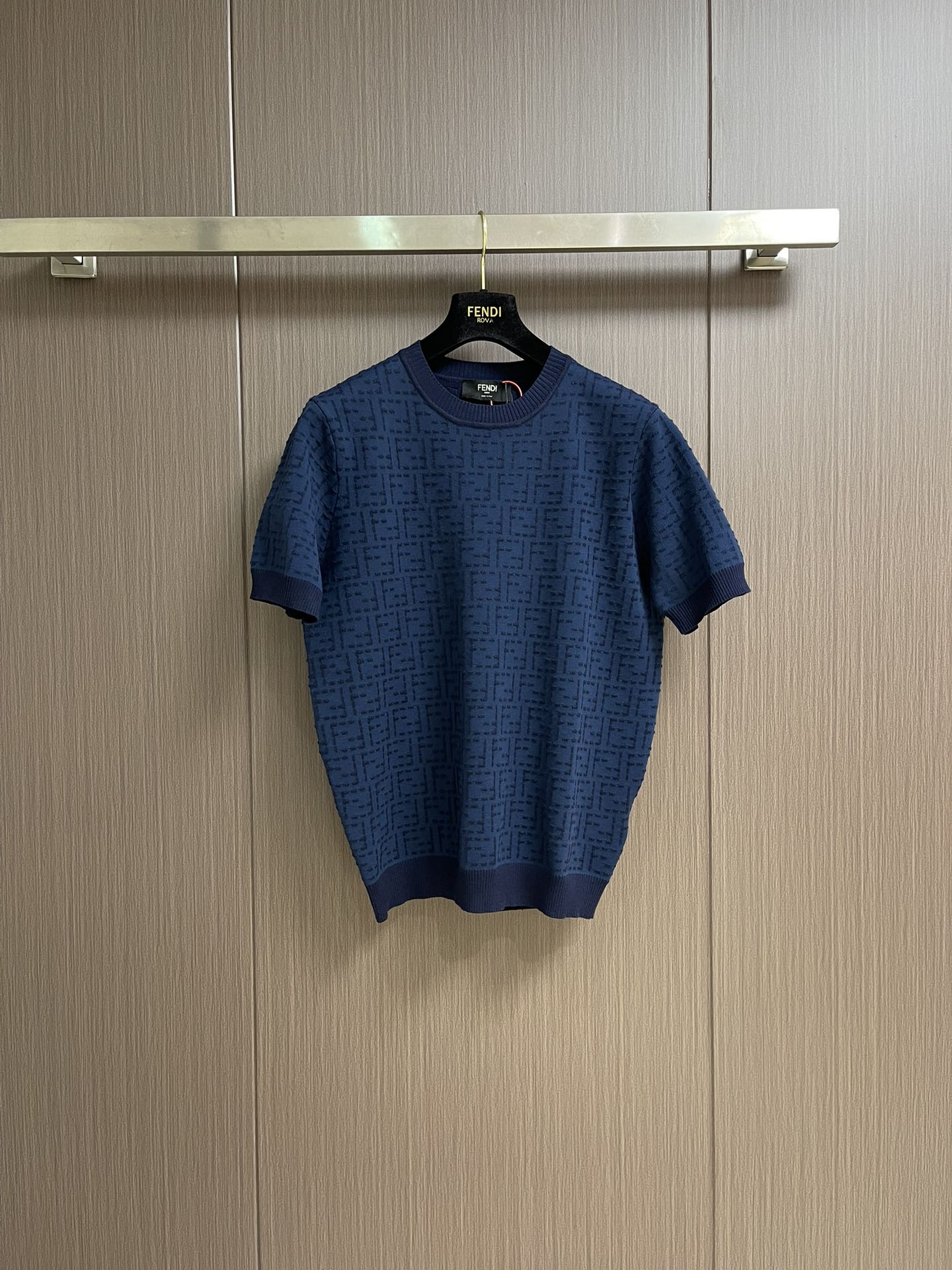 NO:415316,FENDI FF full-print knitted sweater, the fabric is made of 40 fixed-dye 40-piece sparse cotton yarn, luxuriously elastic cloud-patterned silk wool, and 14-pin German loom, the overall thread is straight and delicate, the fabric is comfortable and soft, the color is consistent and there is no color difference. It can be matched with the same style to create a fashionable look, control various occasions, customized auxiliary materials, complete three standards, the same style for men and women!  Size 48-50-52-54 S-XL, fendi,sweaters,alexander wang19860909FENDI FF满印针织毛衣,面料采用定染40支料疏棉纱,奢弹云纹丝拉架毛料,采用德国欺特乐织机14针,整体走线平直细腻,面料舒适柔软,颜色一致无色差 能与同款搭配营造时尚造型,驾驭各种场合,定制辅料,三标齐全,男女同款！尺码48-50-52-54 S-XL,,fendi,sweaters,alexander wang,Men's clothing