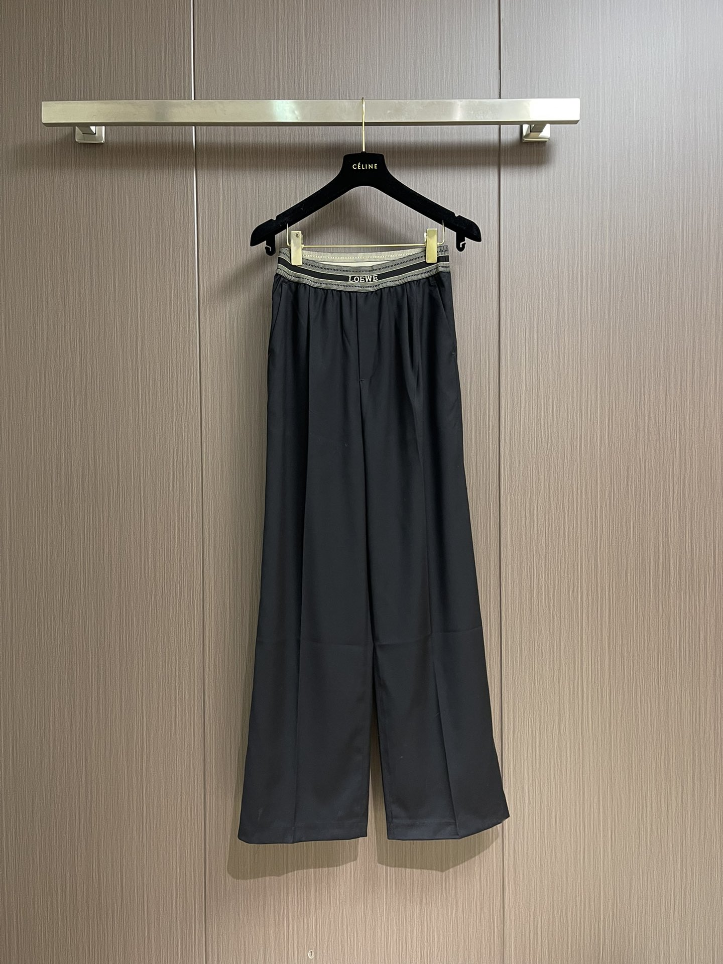 NO:418747,LOEWE webbing logo casual trousers, custom velvet thick twill, smooth draping, delicate and breathable. The back of the trouser legs is hot. The fabric of the trouser legs is fixed according to the shape and size of the original version through high-temperature ironing. Adjust the ironing temperature and steam volume, and grasp the ironing order. Make the lines of the trouser legs straight and smooth, enhance the three-dimensional feeling. Make the trouser legs look free of marks and feet. The key technology for invisible sewing of the trouser legs in sewing. Through fine needle method, tool selection, make the edges of the trouser legs flat and beautiful without exposed stitches. Use an iron to gently iron the edges of the trouser legs. The overall line is straight and delicate, the fabric is comfortable and soft, and the color is consistent and there is no color difference. It can be matched with the same style to create a fashionable look. It can be customized for various occasions, customize auxiliary materials, complete three standards, and the same style for men and women!  Size S-XL, loewe, alexander wang19860909LOEWE 织带logo休闲长裤,定制臻绒厚质斜纹绸 垂感爽滑 细腻透气 裤腿处后整西烫 通过高温熨烫使裤腿的布料按照原版的形状和尺寸定型 调整熨烫温度和蒸汽量 以及把握熨烫顺序 让裤腿线条笔直流畅 增强立体感 裤脚口做无痕挑脚 缝纫中实现裤脚隐形缝制的关键技术 通过精细的针法 工具选择 使裤脚边缘平整美观且无外露线迹 再二次用熨斗轻轻熨烫裤脚边缘,整体线平直细腻,面料舒适柔软,颜色一致无色差 能与同款搭配营造时尚造型,驾驭各种场合,定制辅料,三标齐全,男女同款！尺码S-XL,,loewe,alexander wang,Men's clothing