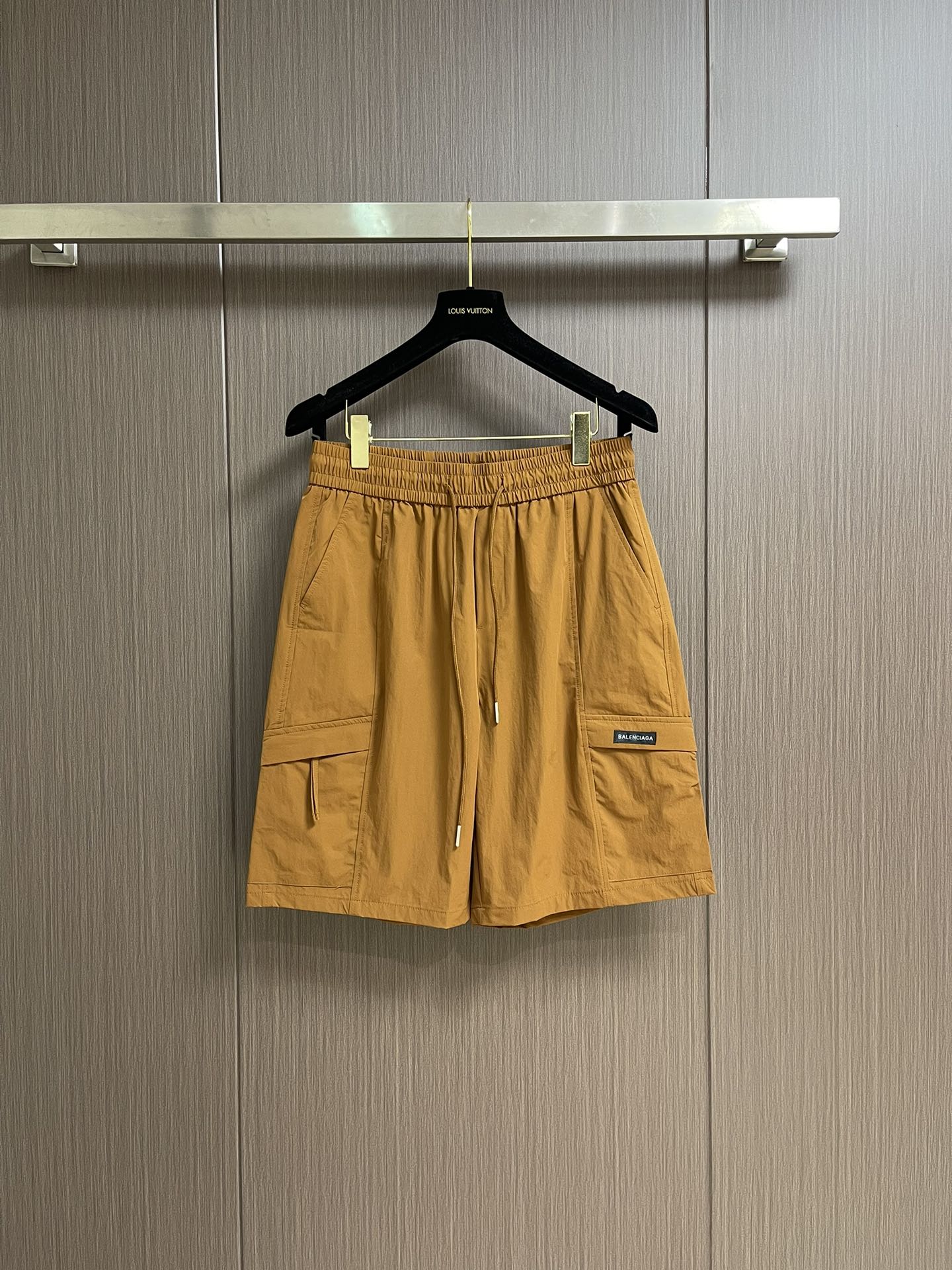 NO:162326,Balenciaga 2025ss multi-pocket loose work shorts, drawstring versatile men's casual five-point pants. Use careful and meticulous workmanship and incorporate fashionable elements. The elastic waist   drawstring design is also fine. The side large pocket design is practical and stylish, with three-dimensional crotch cut, comfortable and three-dimensional, hanging loose trousers, breathable and comfortable and not stuffy. Retro trendy, daily casual shorts, not bloated at all, suitable for casual and outdoor occasions. Size M-3XL,,balenciaga, shorts, alexander wang19860909Balenciaga 2025ss多口袋宽松工装短裤,抽绳百搭男士休闲五分裤 选用精心细致的做工,并融入时尚流行元素,松紧腰＋抽绳设计,做工也同样精细,侧面大口袋设计,实用有型,裆部立体裁剪,穿着舒适立体,垂顺宽松裤脚,透气舒适不闷热.复古潮流,日常休闲短裤,丝毫不显臃肿,适合在休闲、户外场合穿着.尺码M-3XL,,balenciaga,shorts,alexander wang,Men's clothing