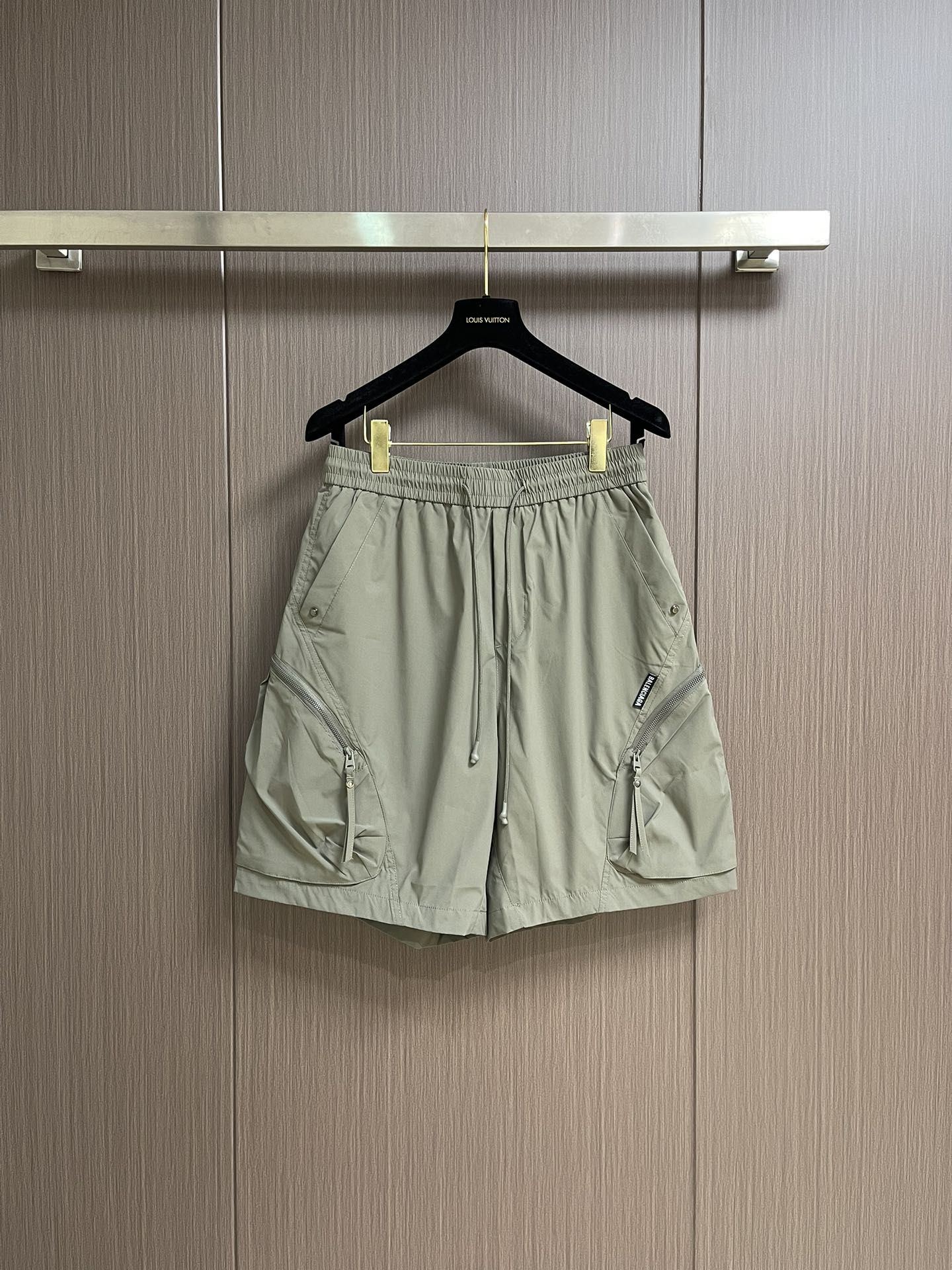 NO:162329,Balenciaga 2025ss multi-bag versatile shorts, simple, multi-bag patch logo. It feels super good in touch, versatile and not picky, all-round wear items. Casual and versatile and fashionable. Size M-3XL,,balenciaga, shorts, alexander wang19860909Balenciaga 2025ss多袋百搭短裤,简约,多袋贴布logo 手感超好,百搭不挑人,全能型穿搭单品.休闲百搭时尚.尺码M-3XL,,balenciaga,shorts,alexander wang,Men's clothing