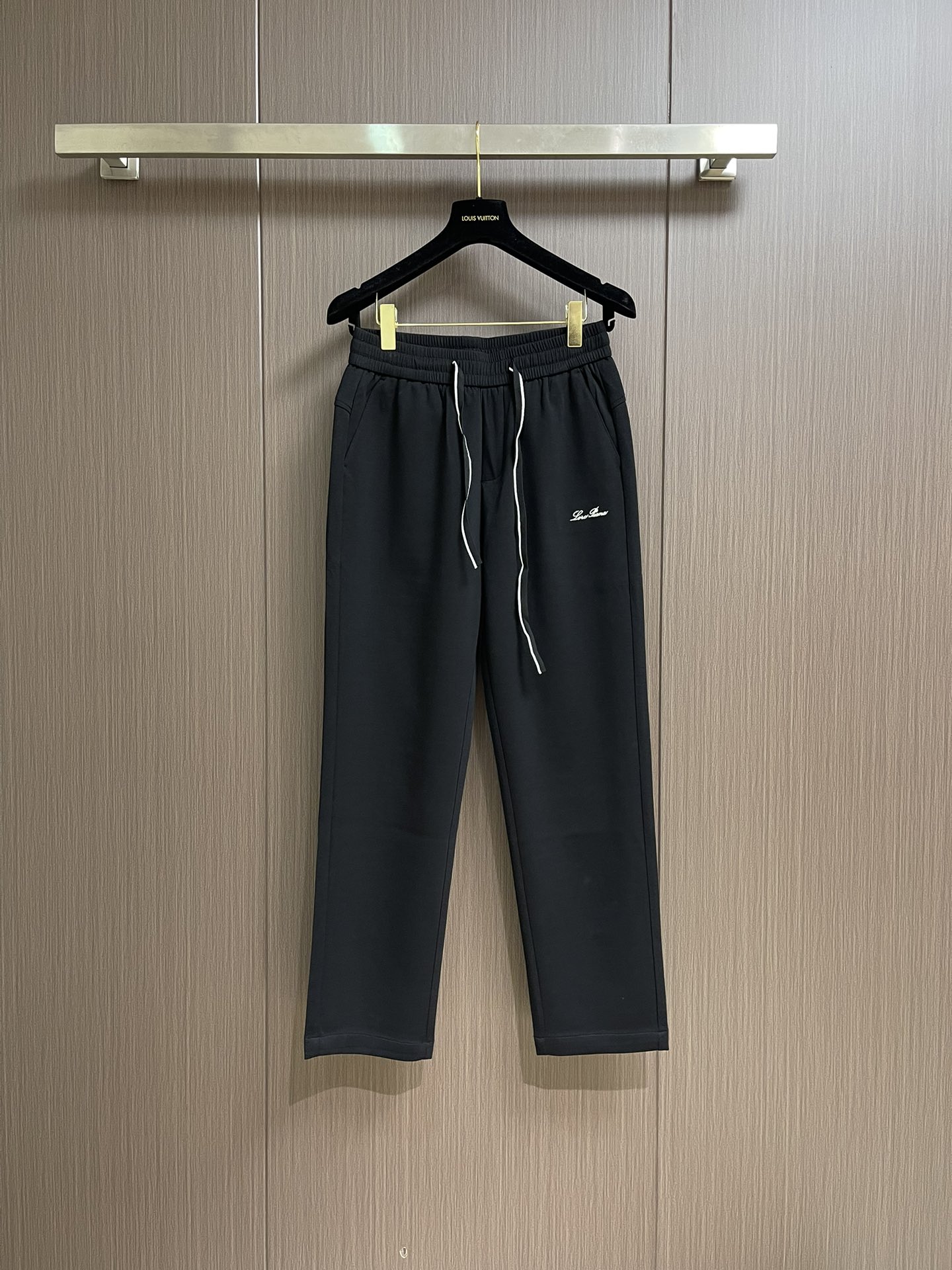 NO:415308,lp Loro Piana 2025ss spring and summer new casual pants, logo embroidery design!  Identity manifestation that belongs to the soul!  Customers supply high-end imported pure cotton fabrics, very high-end and fashionable detailed craftsmanship. This element represents the identity and rank of casual pants, which is very worthy of careful appreciation!  In terms of matching, it is invincible and explains the versatility in place, with ingenious details and exquisite accessories. The auxiliary materials are all provided by foreign merchants. They are tailored and slim, and the upper body is lifted with an excellent effect. They are a styling item that is hard to come by!  Size M-3XL, loro piana, loro piana, alexander wang19860909lp Loro Piana 2025ss春夏新品休闲裤,标志logo刺绣设计！属于灵魂式的身份彰显！客供高级进口纯棉面料,非常高级且时髦的细节工艺,此元素代表着休闲裤的身份及段位,非常值得细品悦人！在搭配上所向无敌,把百搭阐释到位,细节匠心考究,辅料皆为外商客供,剪裁合体修身,上身提臀效果绝佳,可遇而不可求的造型单品！尺码M-3XL,,loro piana,loro piana,alexander wang,Men's clothing