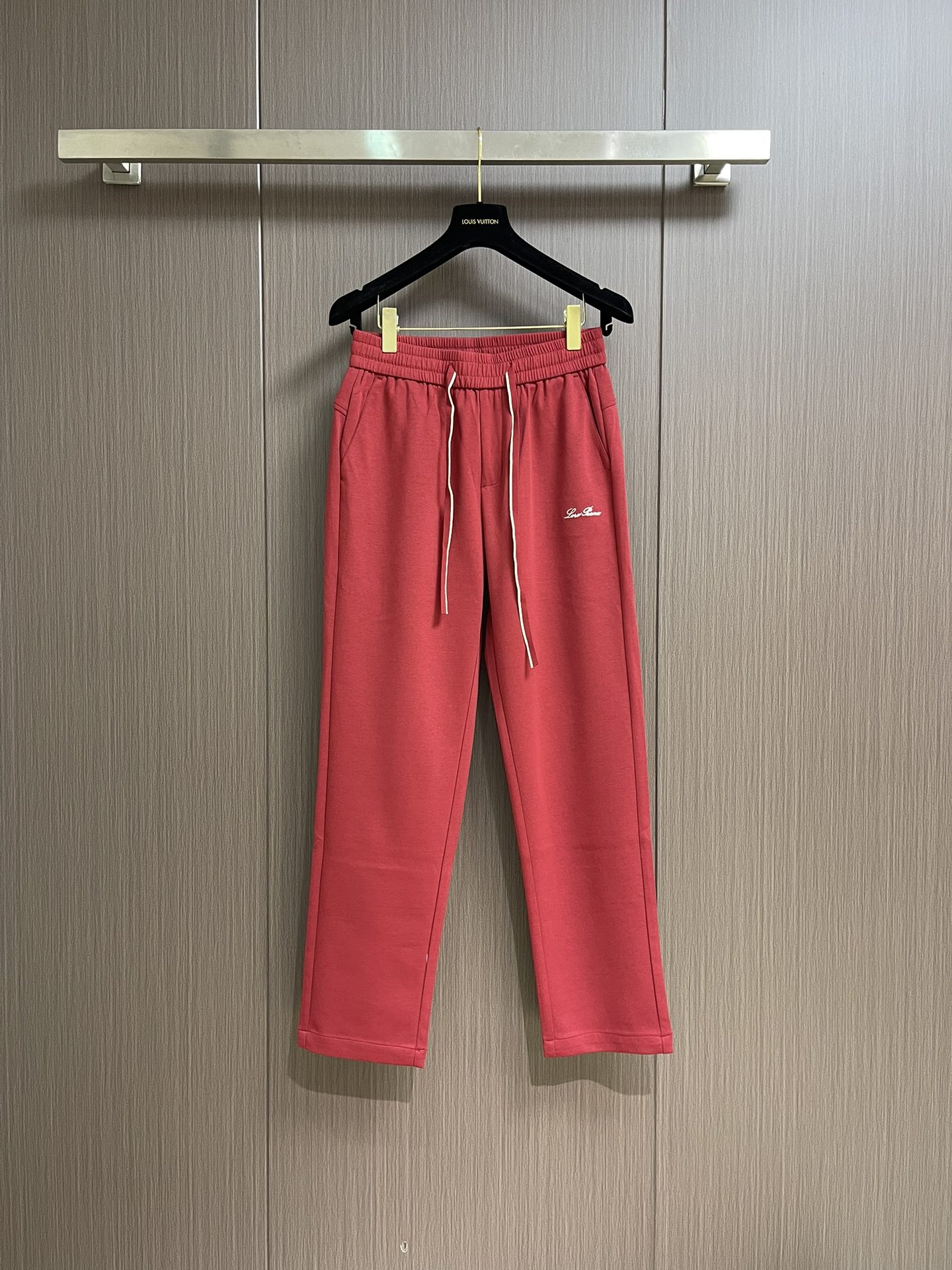 NO:411905,lp Loro Piana 2025ss spring and summer new casual pants, logo embroidery design!  Identity manifestation that belongs to the soul!  Customers supply high-end imported pure cotton fabrics, very high-end and fashionable detailed craftsmanship. This element represents the identity and rank of casual pants, which is very worthy of careful appreciation!  In terms of matching, it is invincible and explains the versatility in place, with ingenious details and exquisite accessories. The auxiliary materials are all provided by foreign merchants. They are tailored and slim, and the upper body is lifted with an excellent effect. They are a styling item that is hard to come by!  Size M-3XL, loro piana, loro piana, alexander wang19860909lp Loro Piana 2025ss春夏新品休闲裤,标志logo刺绣设计！属于灵魂式的身份彰显！客供高级进口纯棉面料,非常高级且时髦的细节工艺,此元素代表着休闲裤的身份及段位,非常值得细品悦人！在搭配上所向无敌,把百搭阐释到位,细节匠心考究,辅料皆为外商客供,剪裁合体修身,上身提臀效果绝佳,可遇而不可求的造型单品！尺码M-3XL,,loro piana,loro piana,alexander wang,Men's clothing